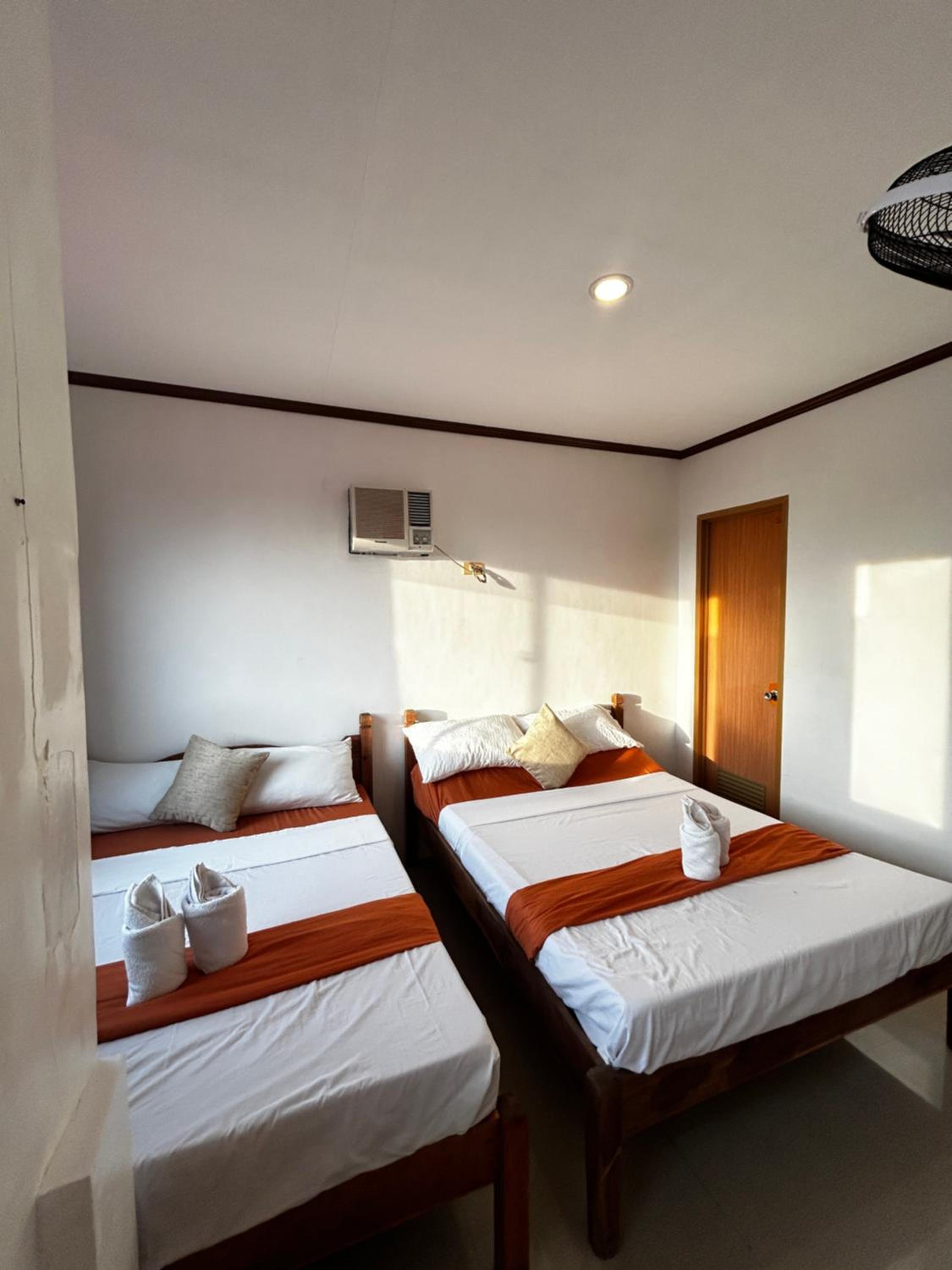 Quadruple Room with Private Bathroom - Photo 3