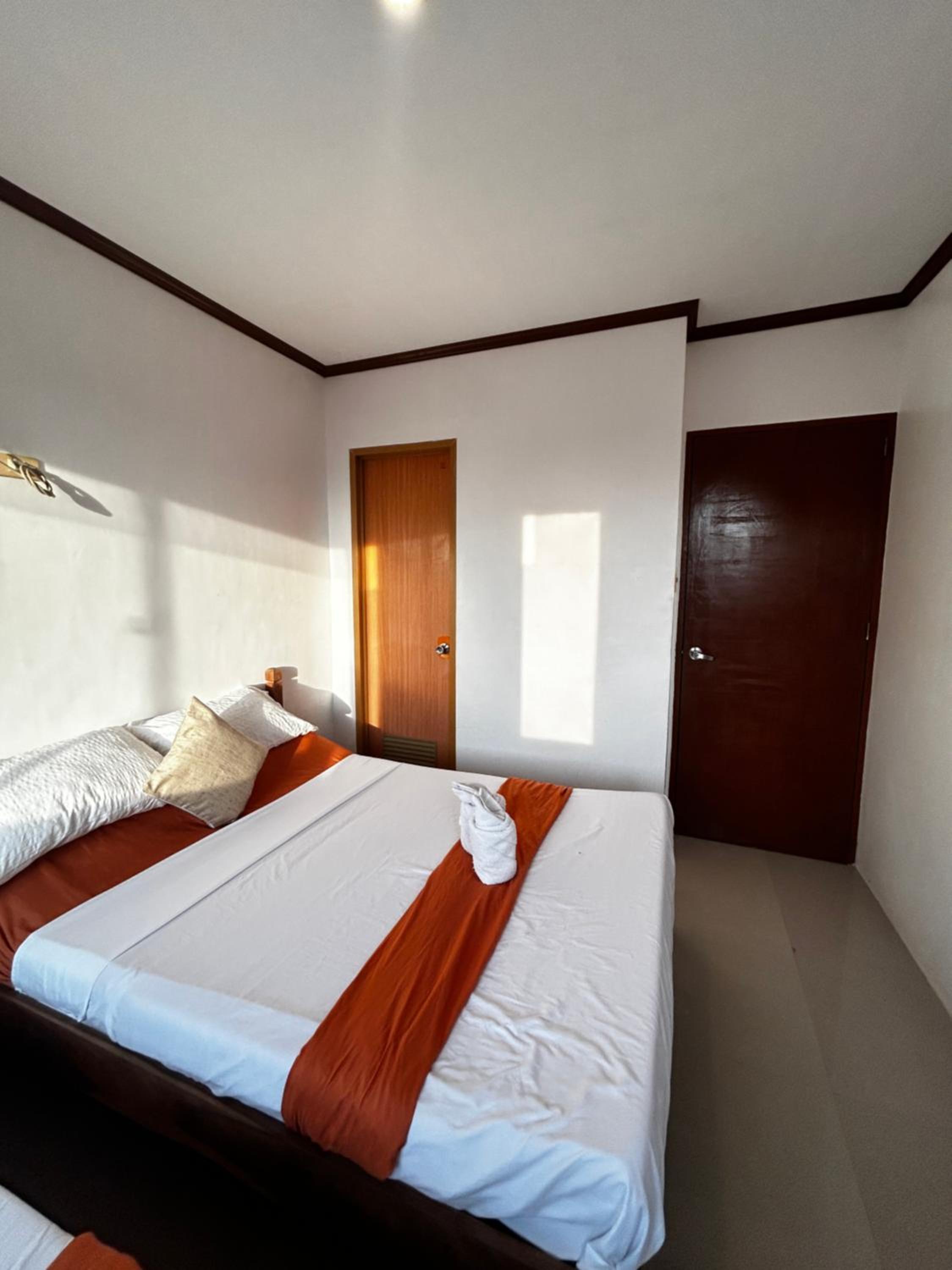 Quadruple Room with Private Bathroom - Photo 6