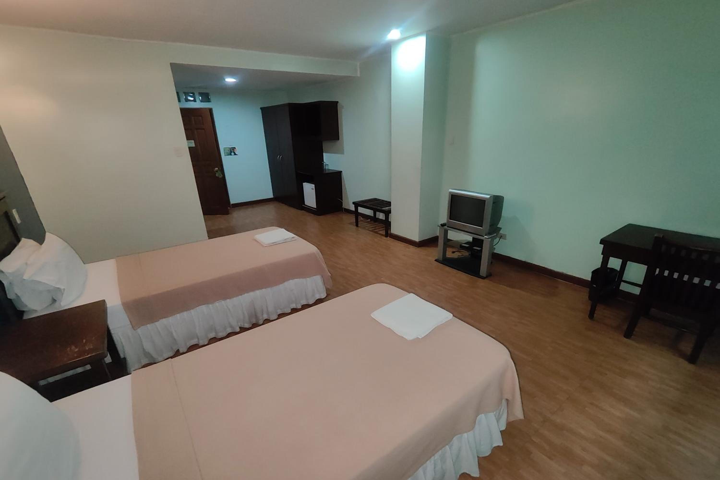 Standard Twin Room - Photo 8