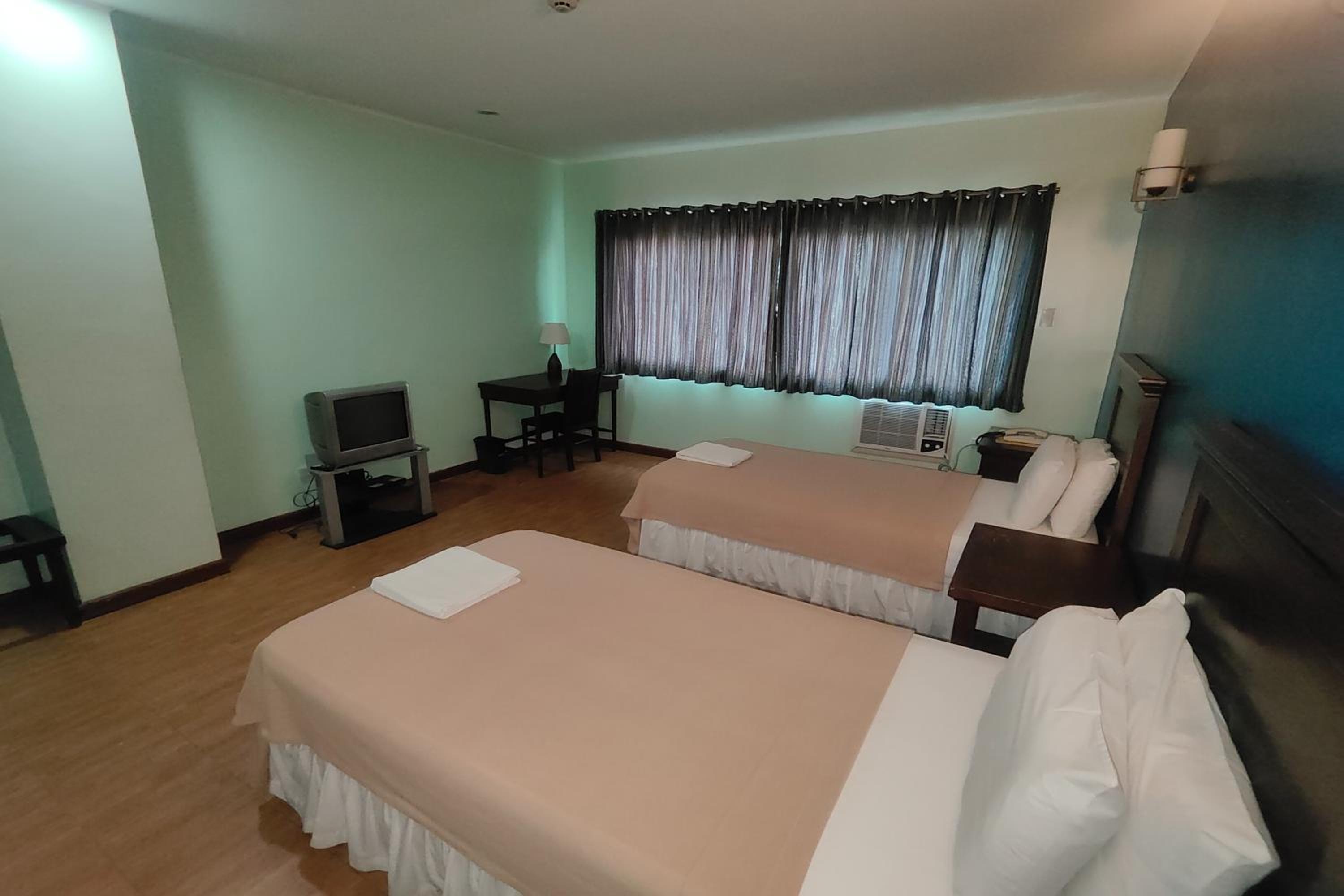 Standard Twin Room - Photo 2