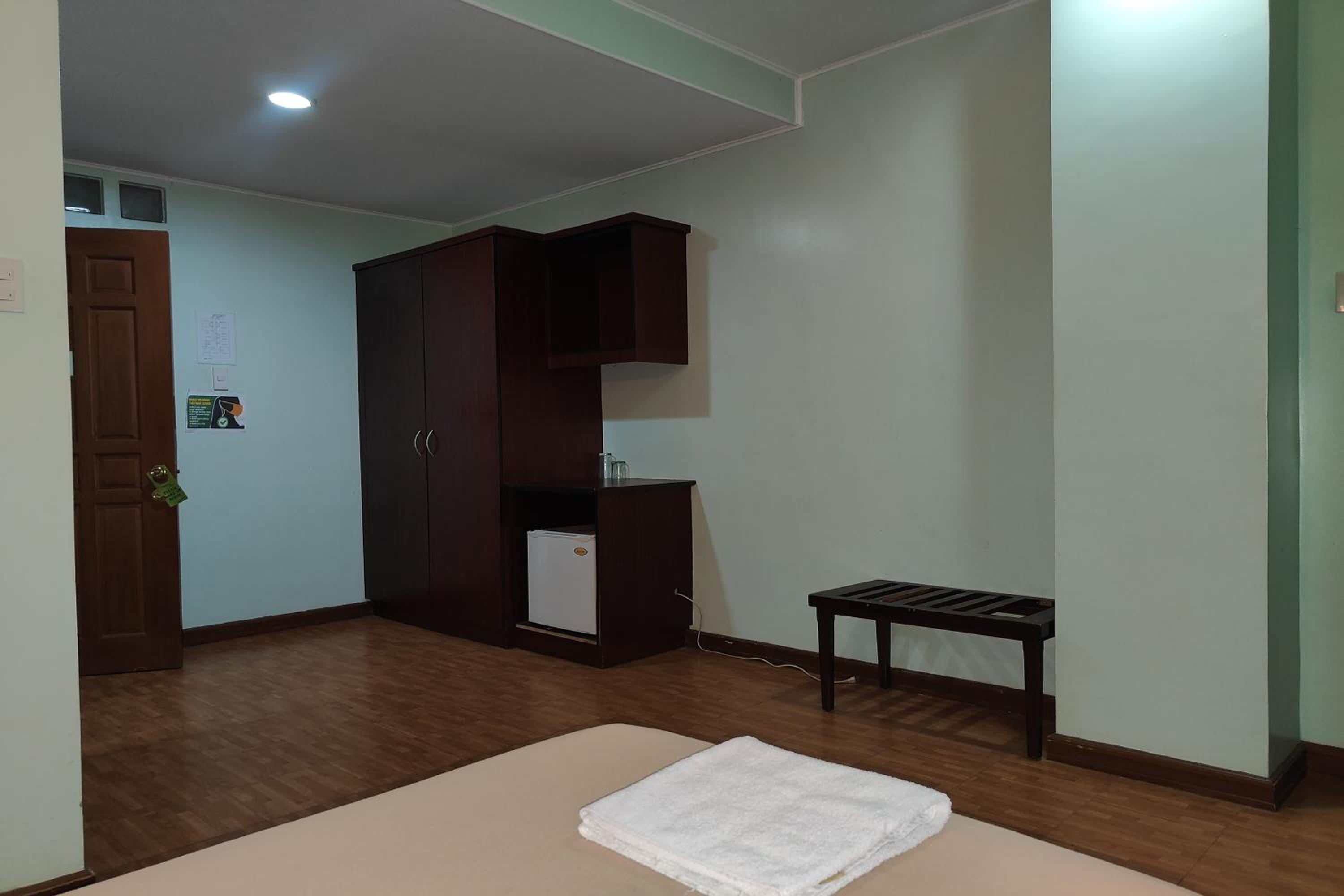 Standard Twin Room - Photo 4