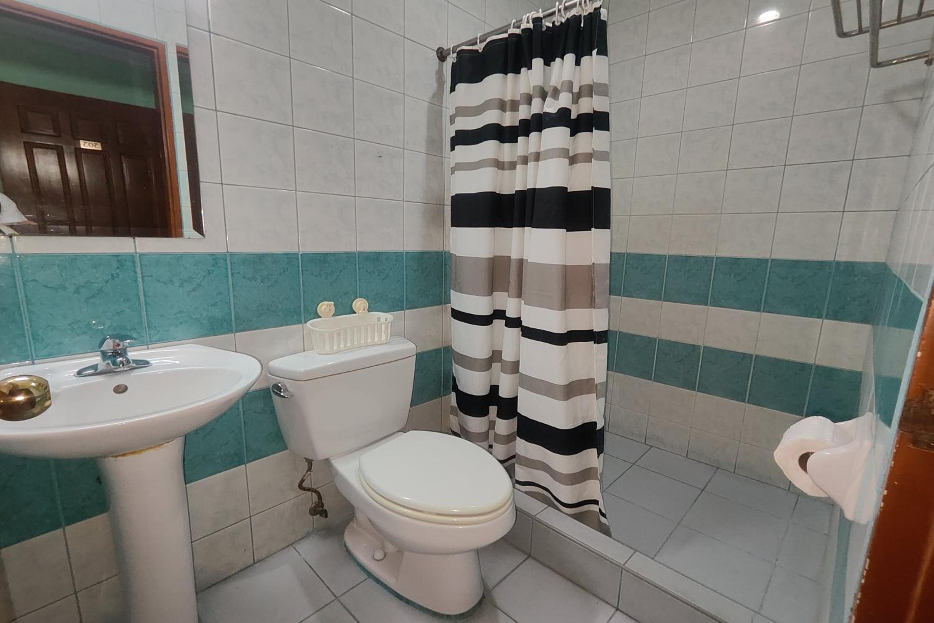 Standard Twin Room - Photo 6