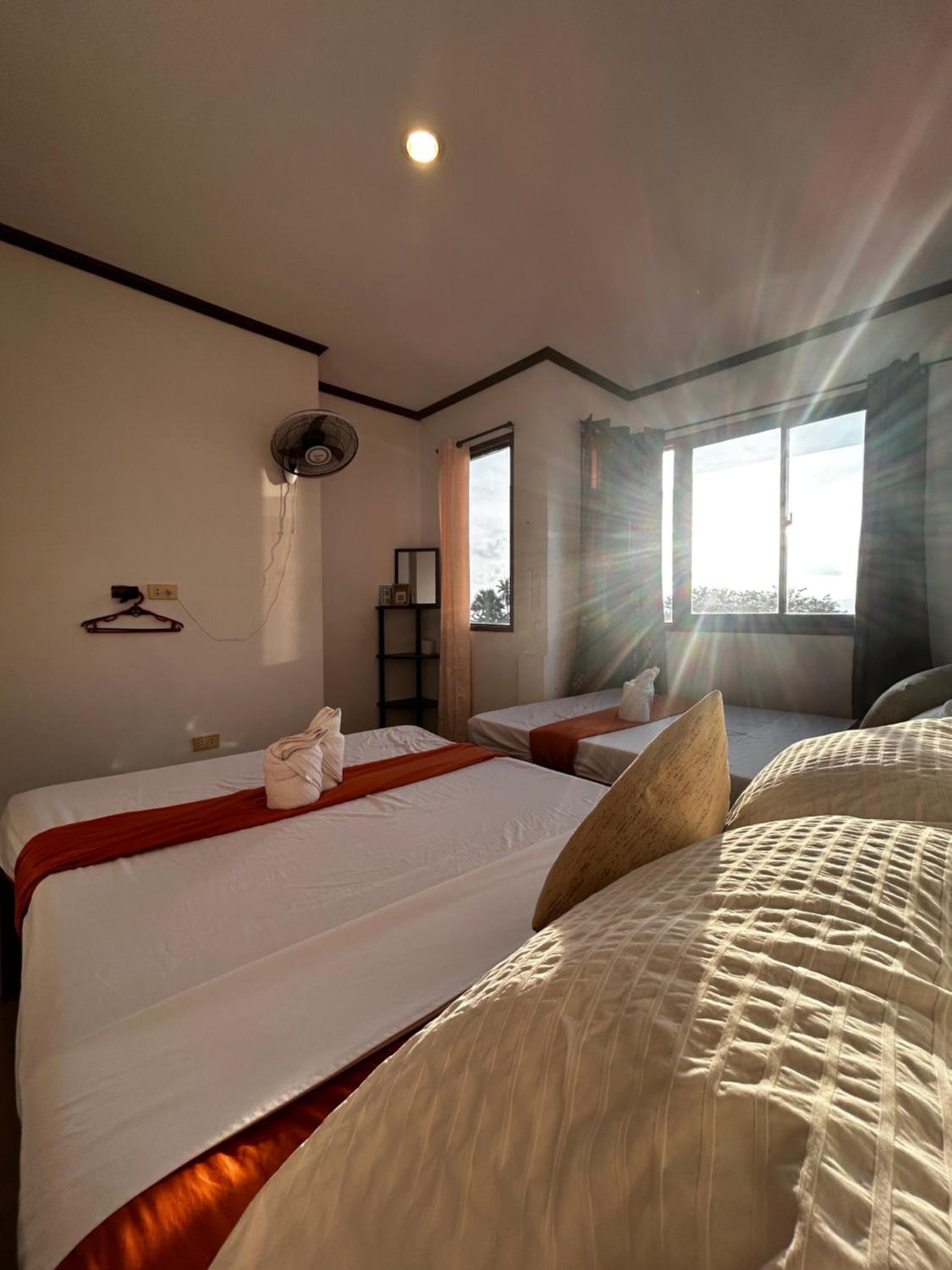 Quadruple Room with Private Bathroom - Photo 4