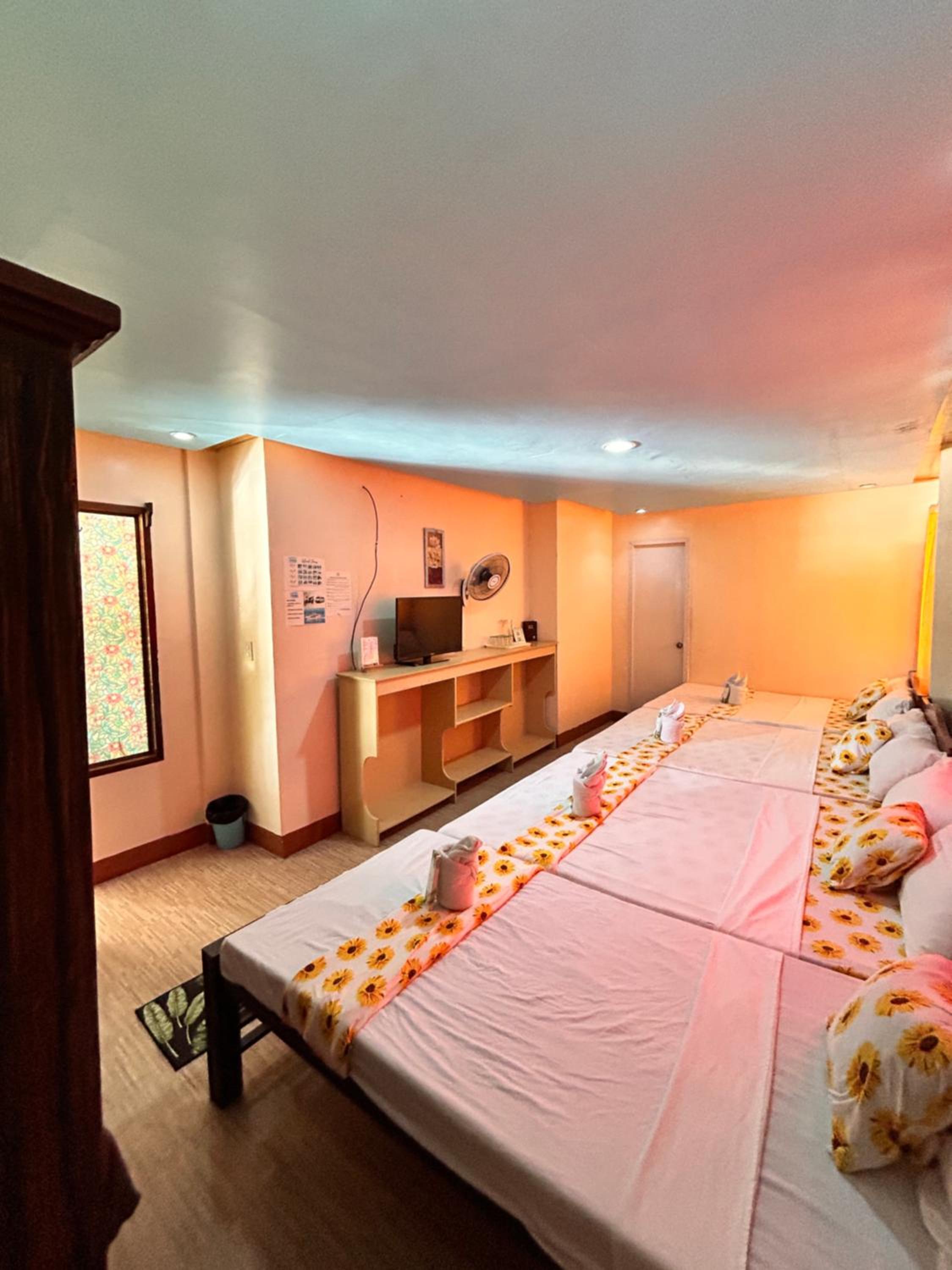 Family Room with Private Bathroom - Photo 4