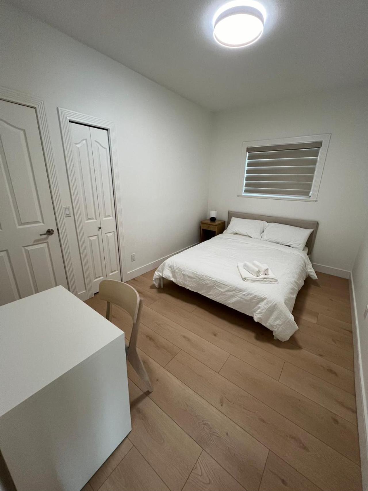 Queen Room with Shared Bathroom photo 1