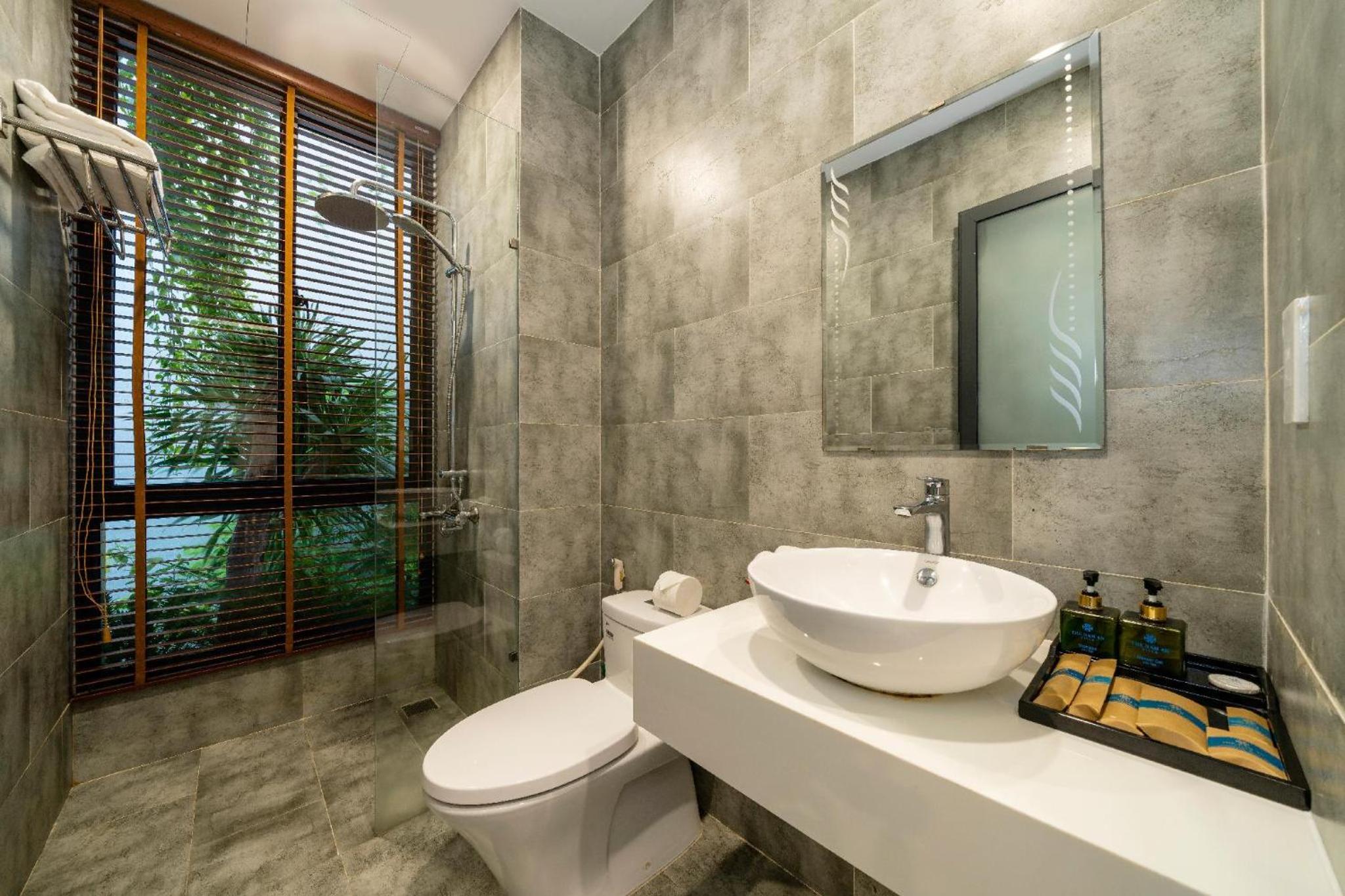 Deluxe Queen Room with Balcony - Photo 8