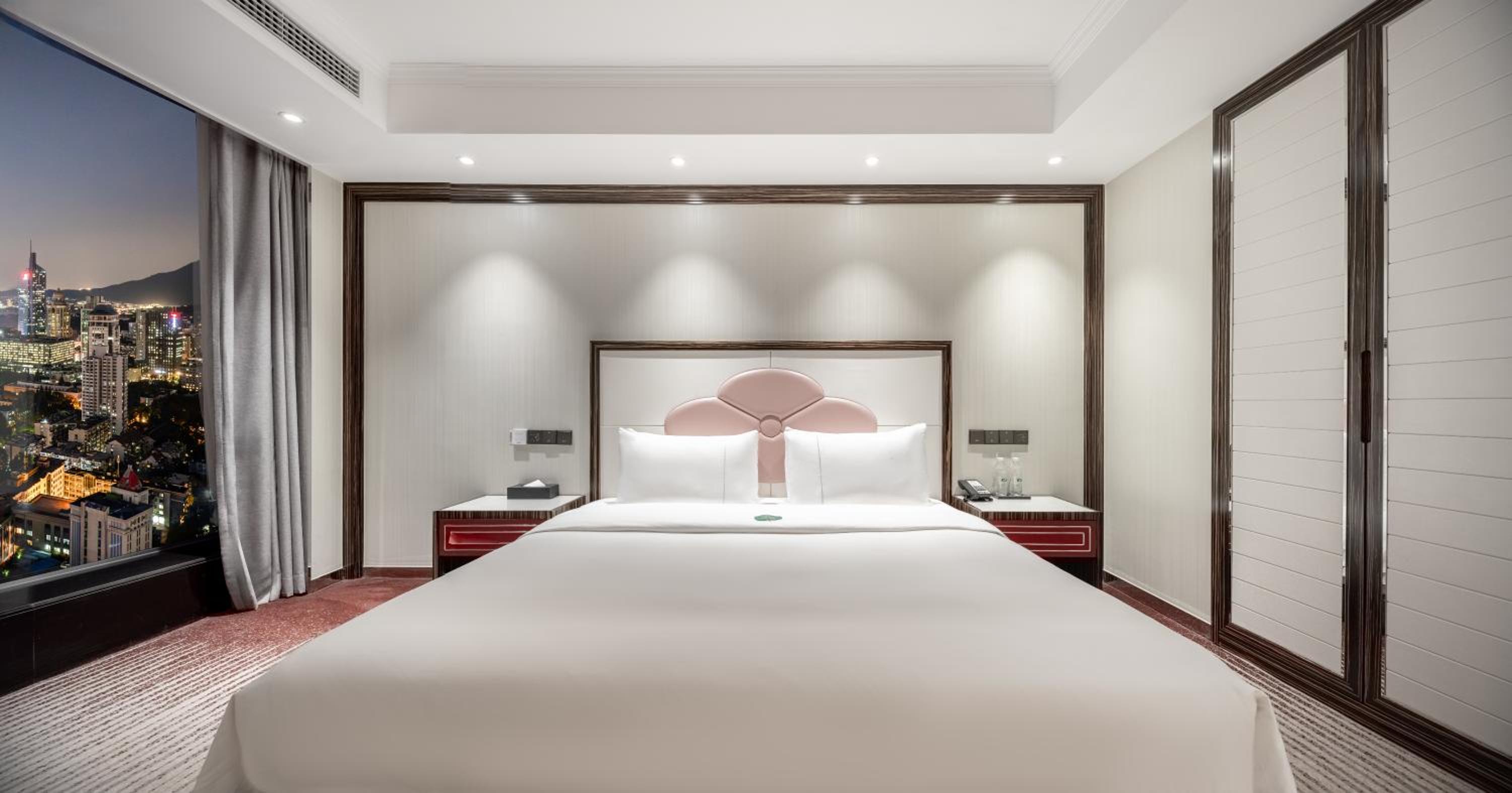 Lijia One King Room Suite - Photo 6