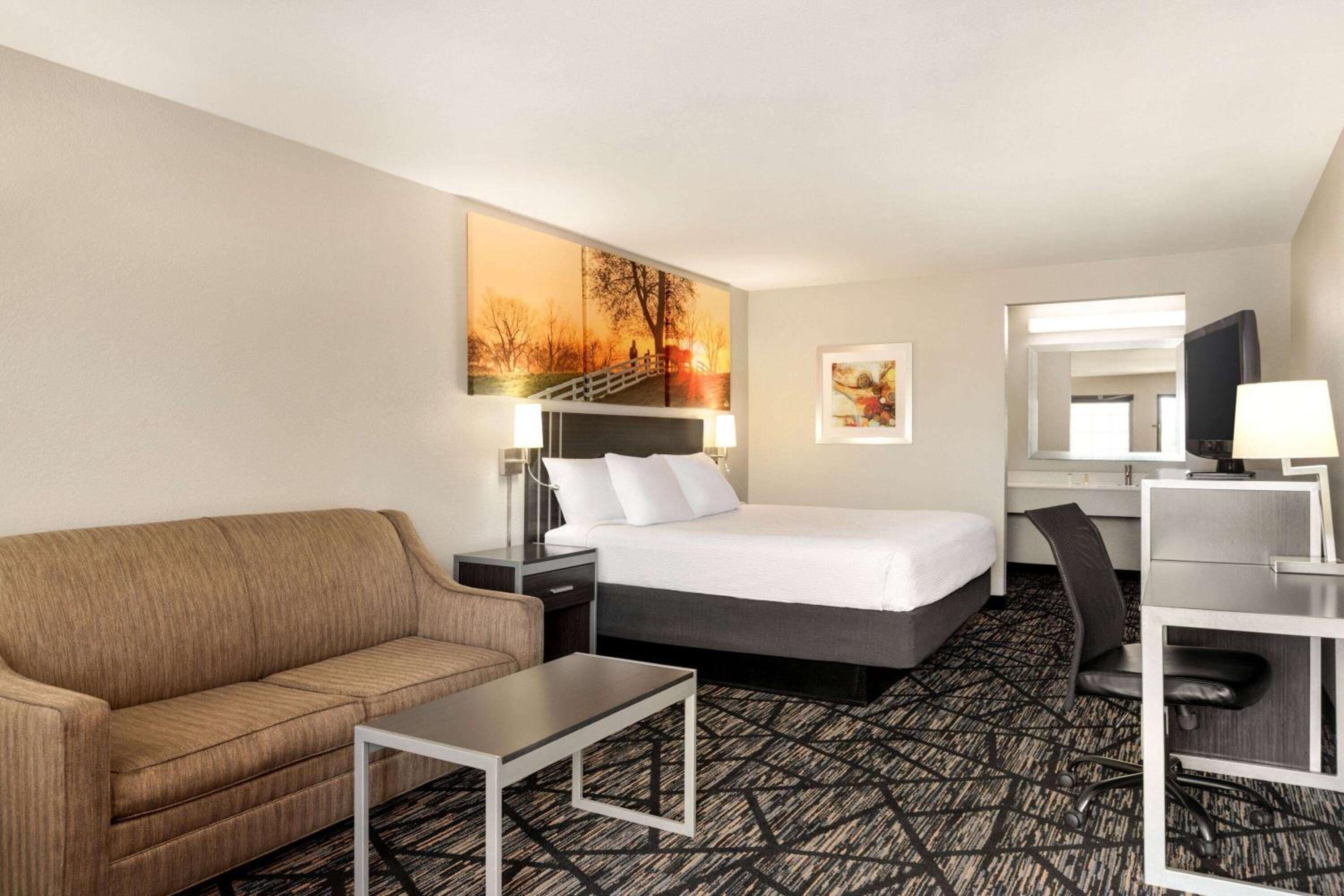 Standard King Room - Non-Smoking  - Photo 2