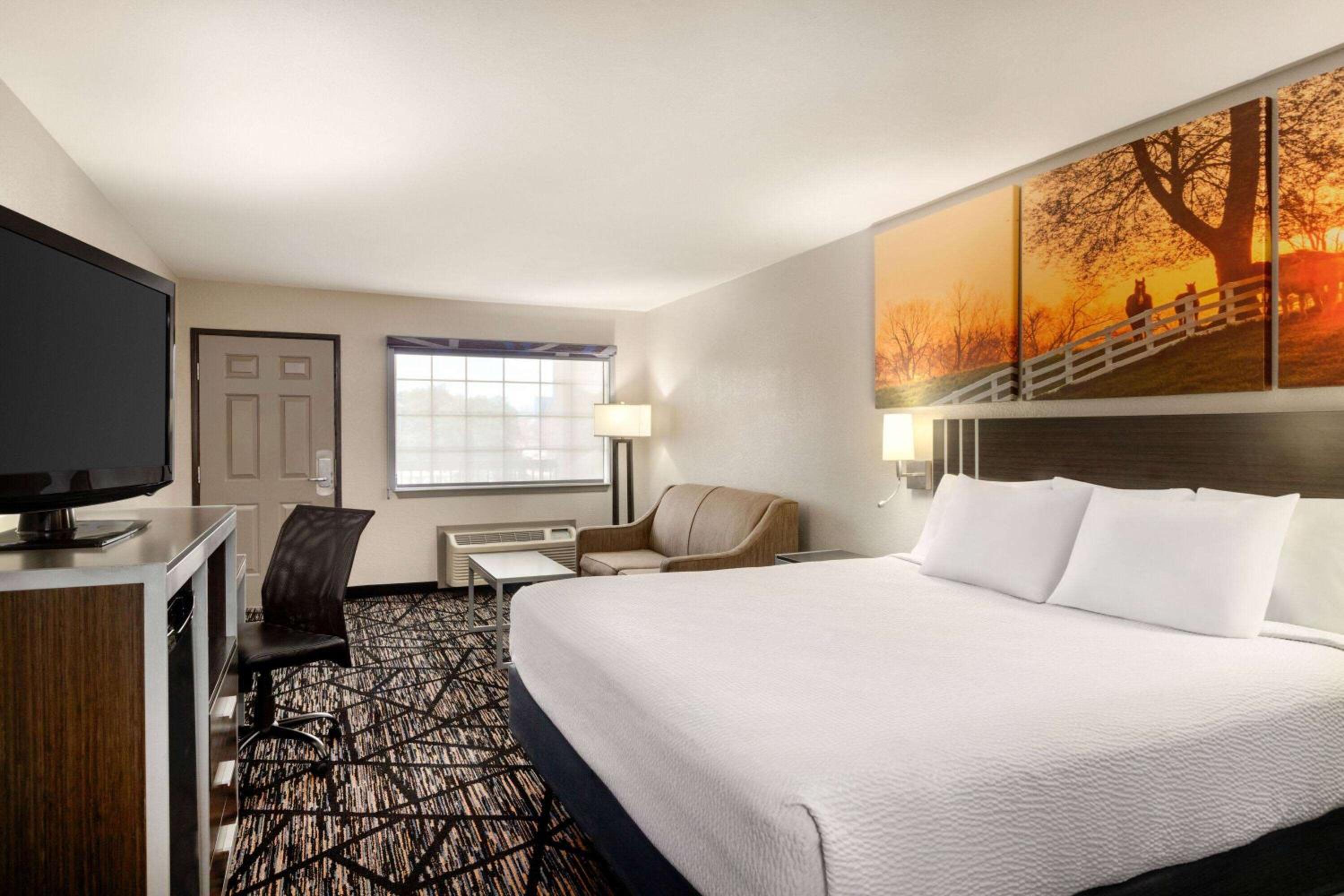 Standard King Room - Non-Smoking  - Photo 4