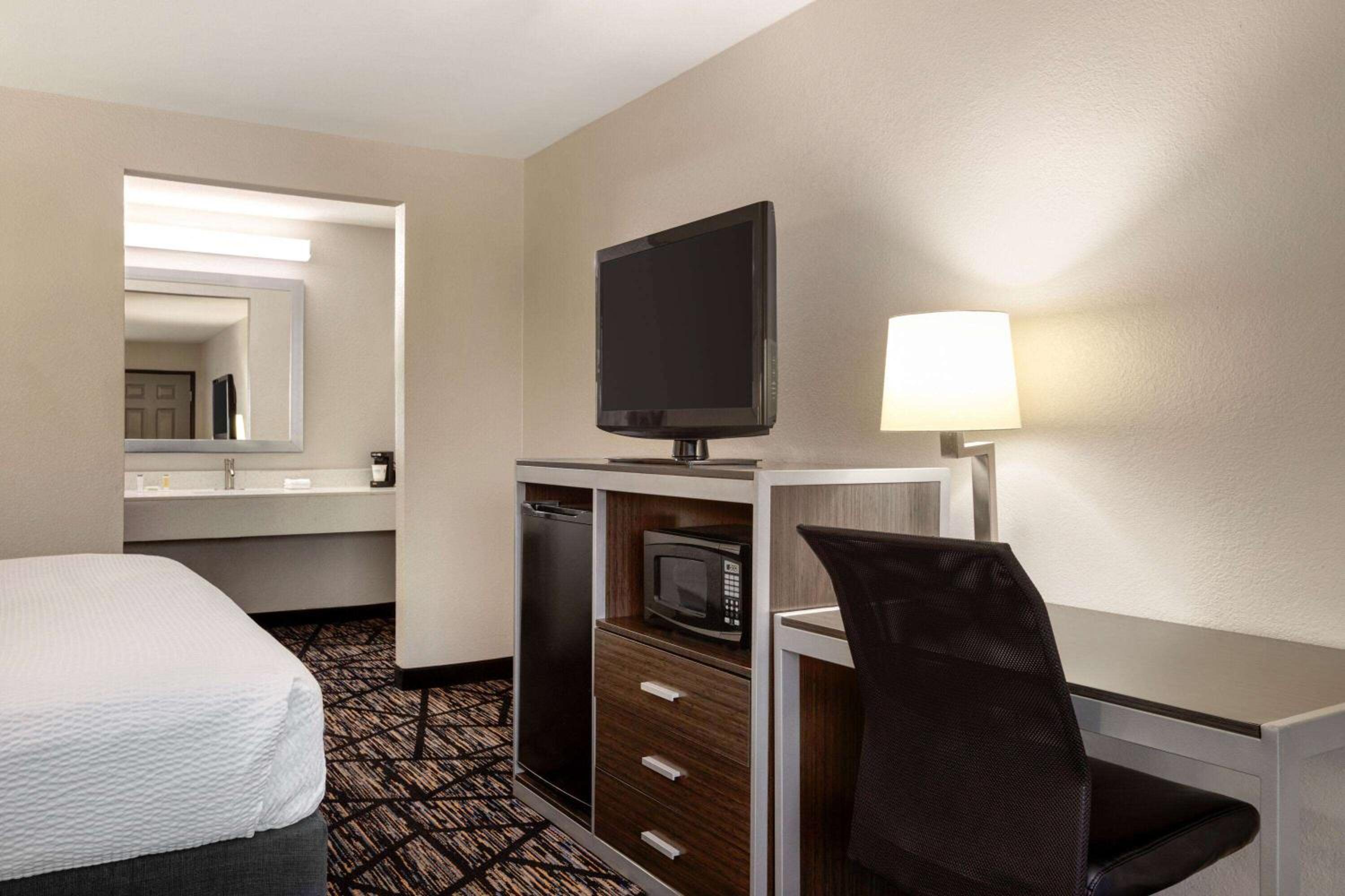 Standard King Room - Non-Smoking  - Photo 3