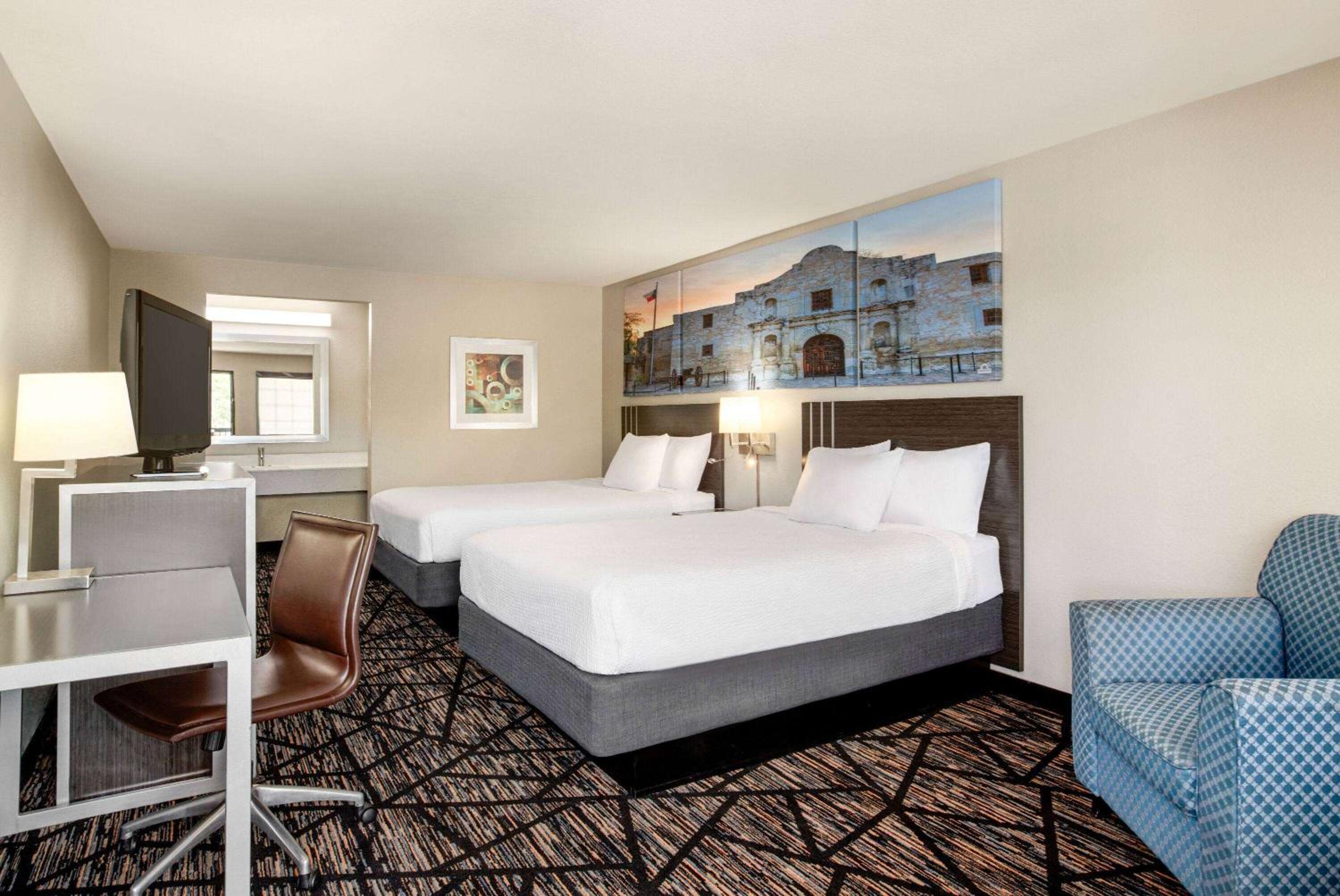 Standard Queen Room with Two Queen Beds - Smoking - Photo 1