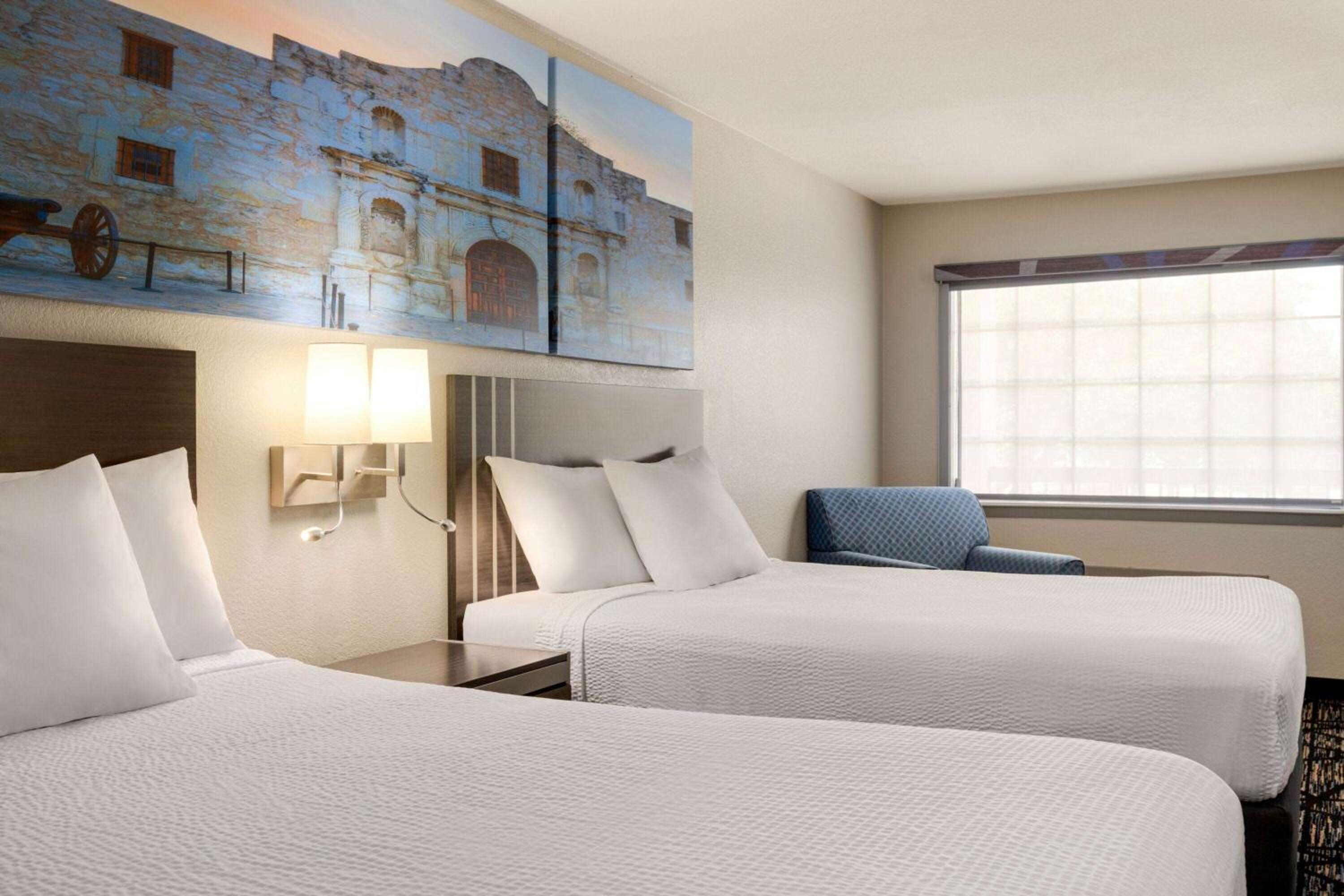 Standard Queen Room with Two Queen Beds - Smoking - Photo 6