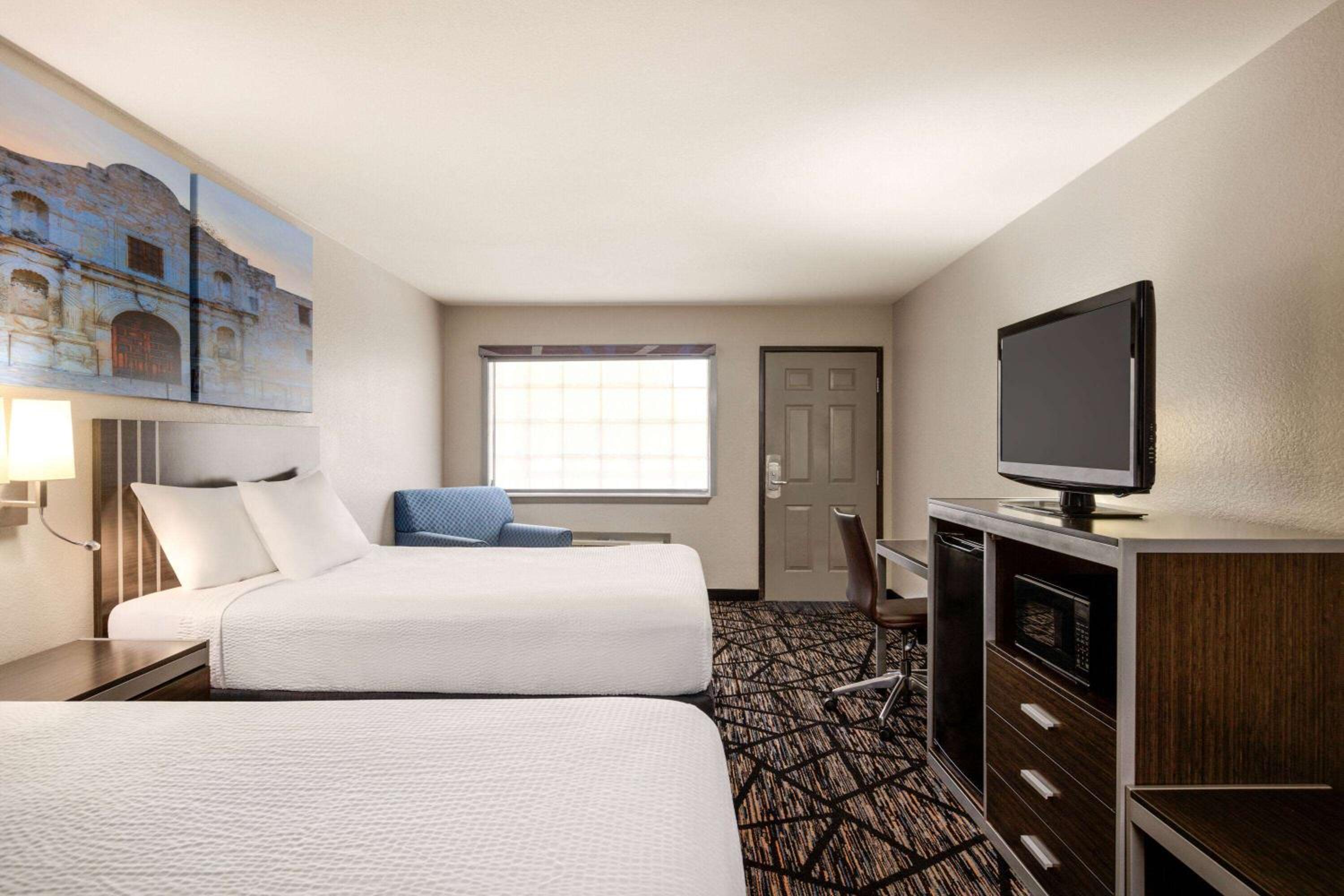 Standard Queen Room with Two Queen Beds - Smoking - Photo 3