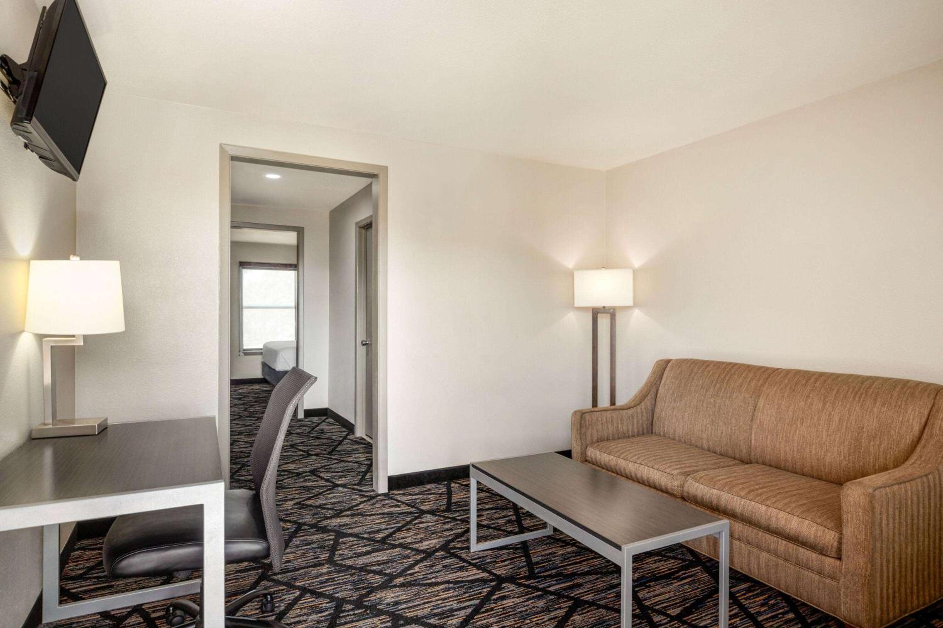 King Studio Suite - Non-Smoking - Photo 2