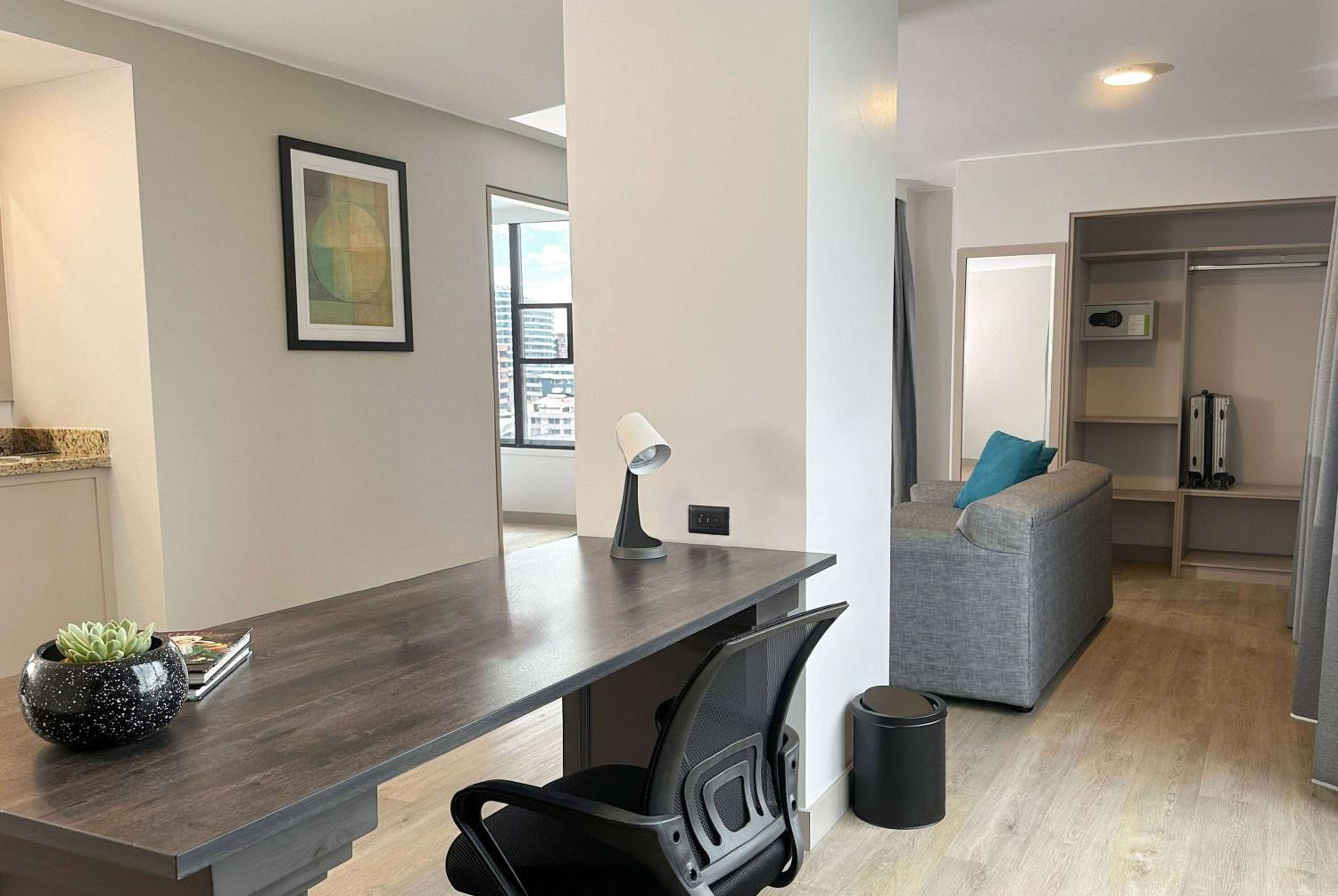 Business King Suite - Non-Smoking - Photo 1