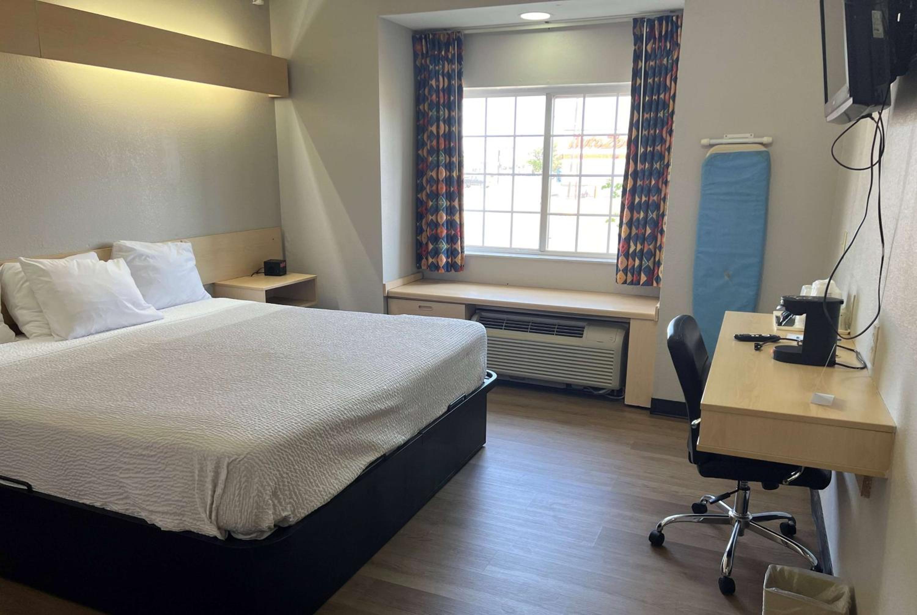 King Room with Bathtub with Grab Bars - Mobility Accessible/Non-Smoking - Photo 4