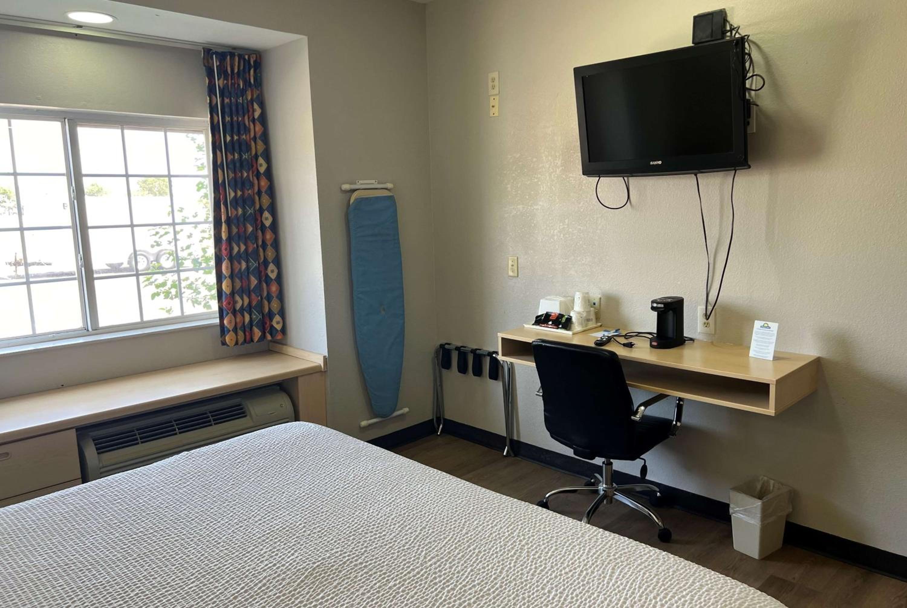 King Room with Bathtub with Grab Bars - Mobility Accessible/Non-Smoking - Photo 1