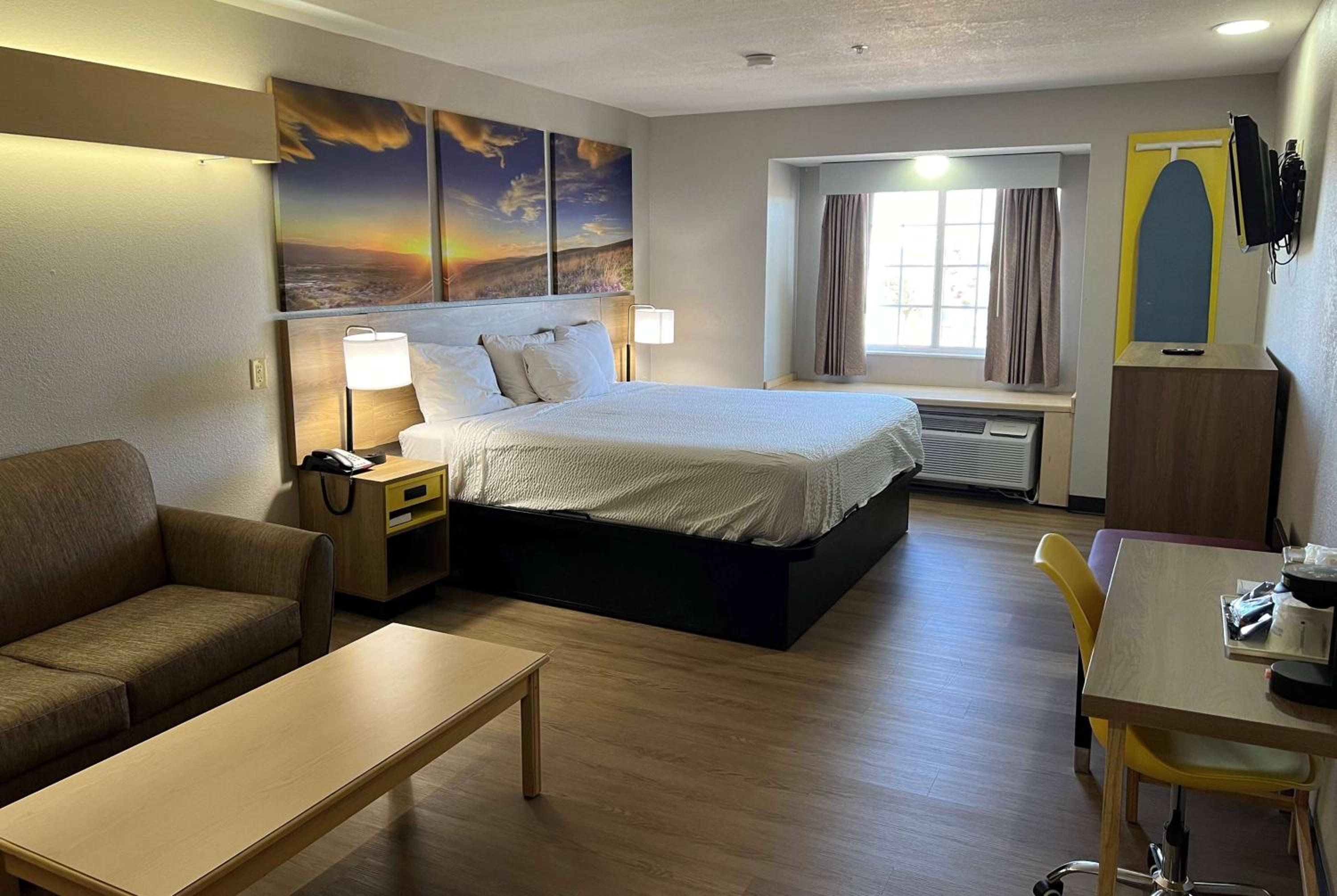 Deluxe King Room with Sofa - Non-Smoking - Photo 3
