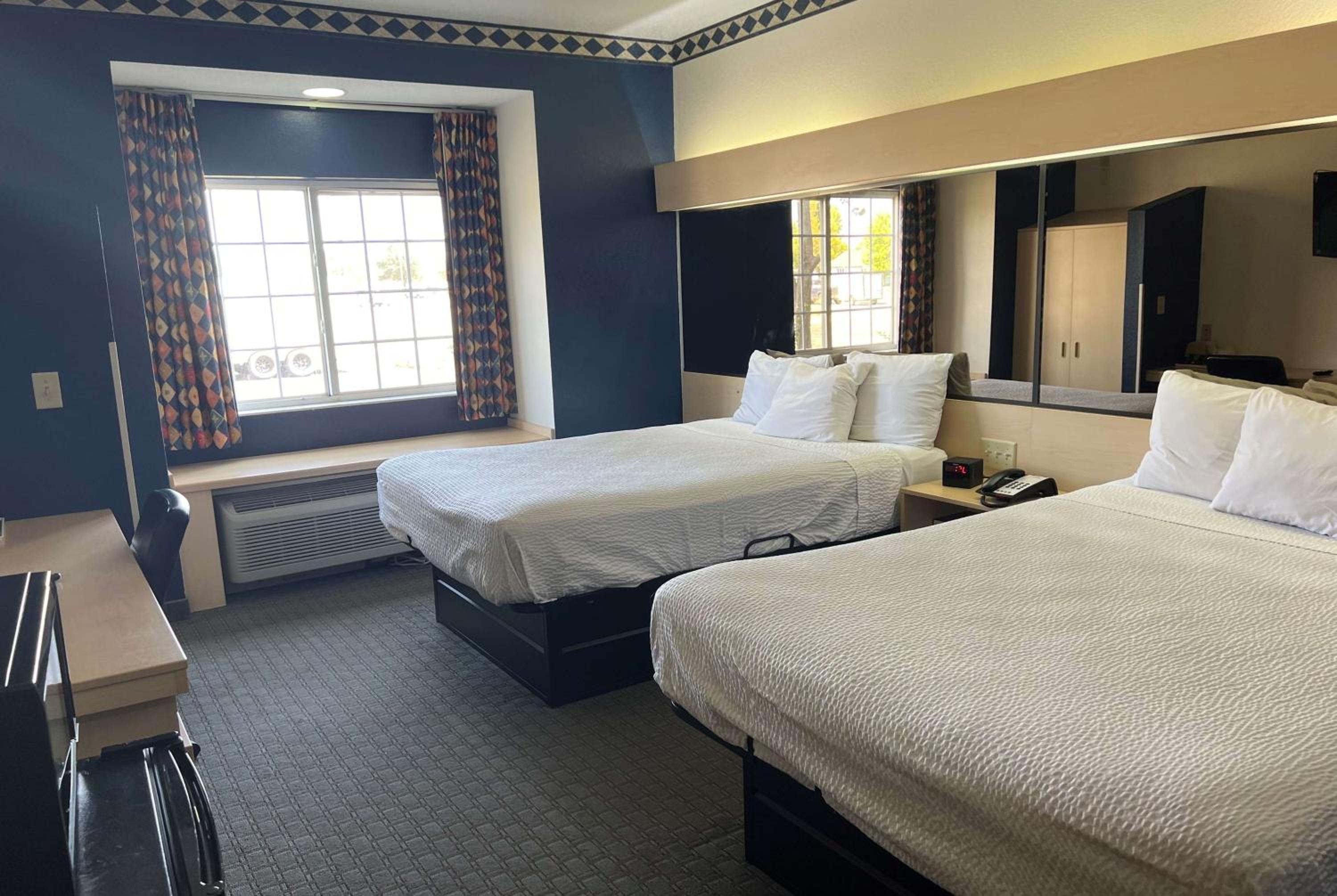 Queen Room with Two Queen Beds - Non-Smoking - Photo 4