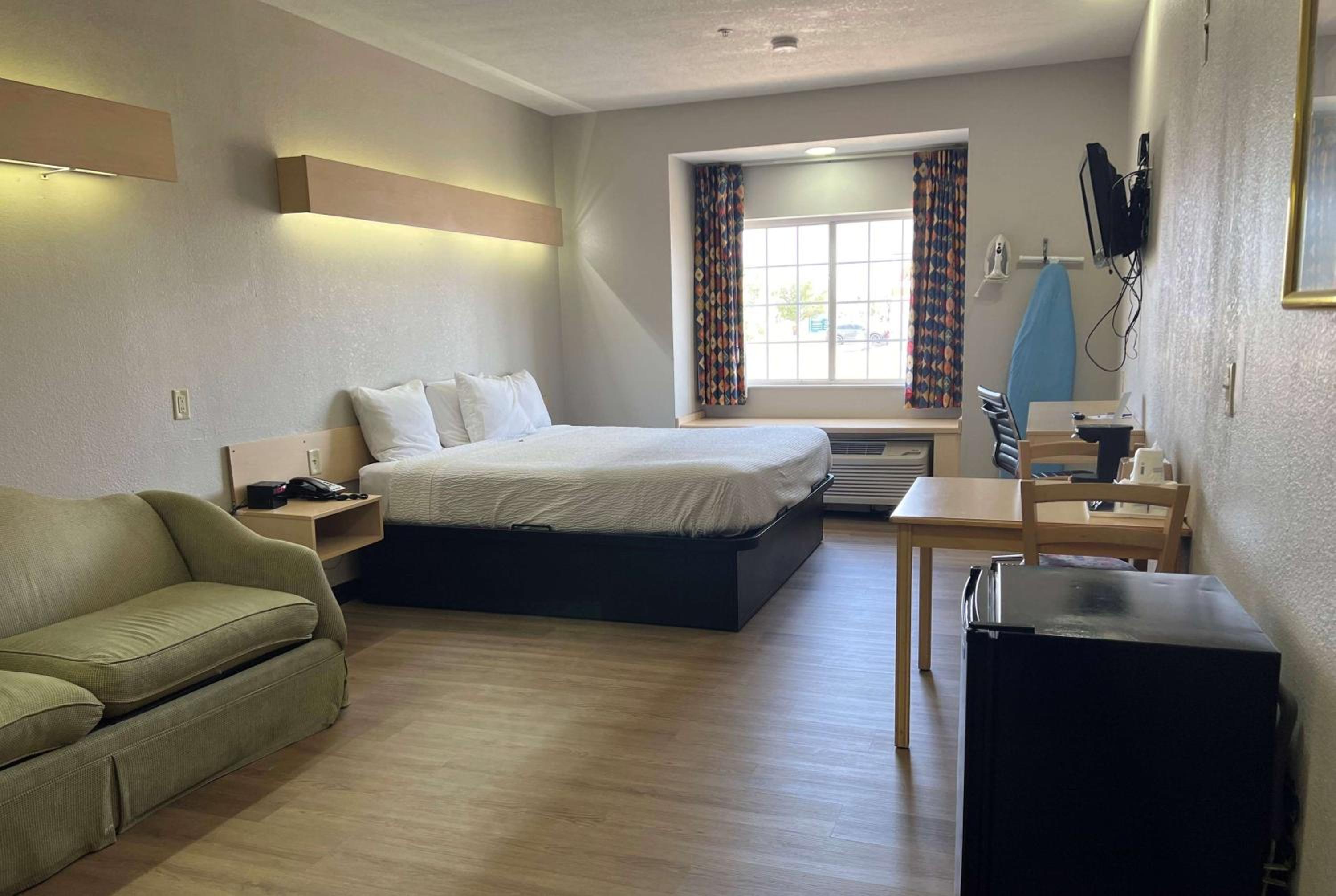 Deluxe King Room with Sofa - Non-Smoking - Photo 1