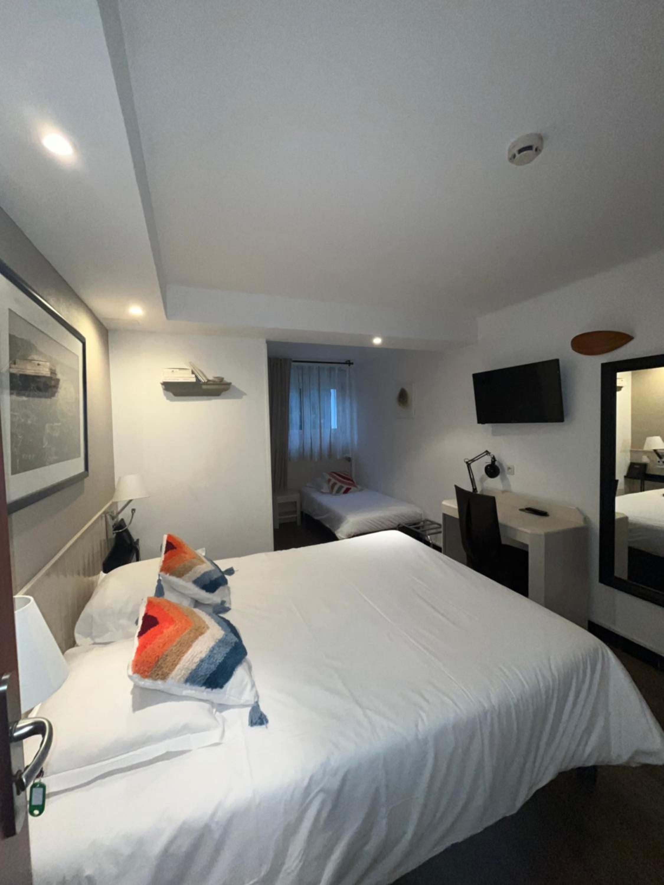 Economy Triple Room (Semi Basement) - Photo 1