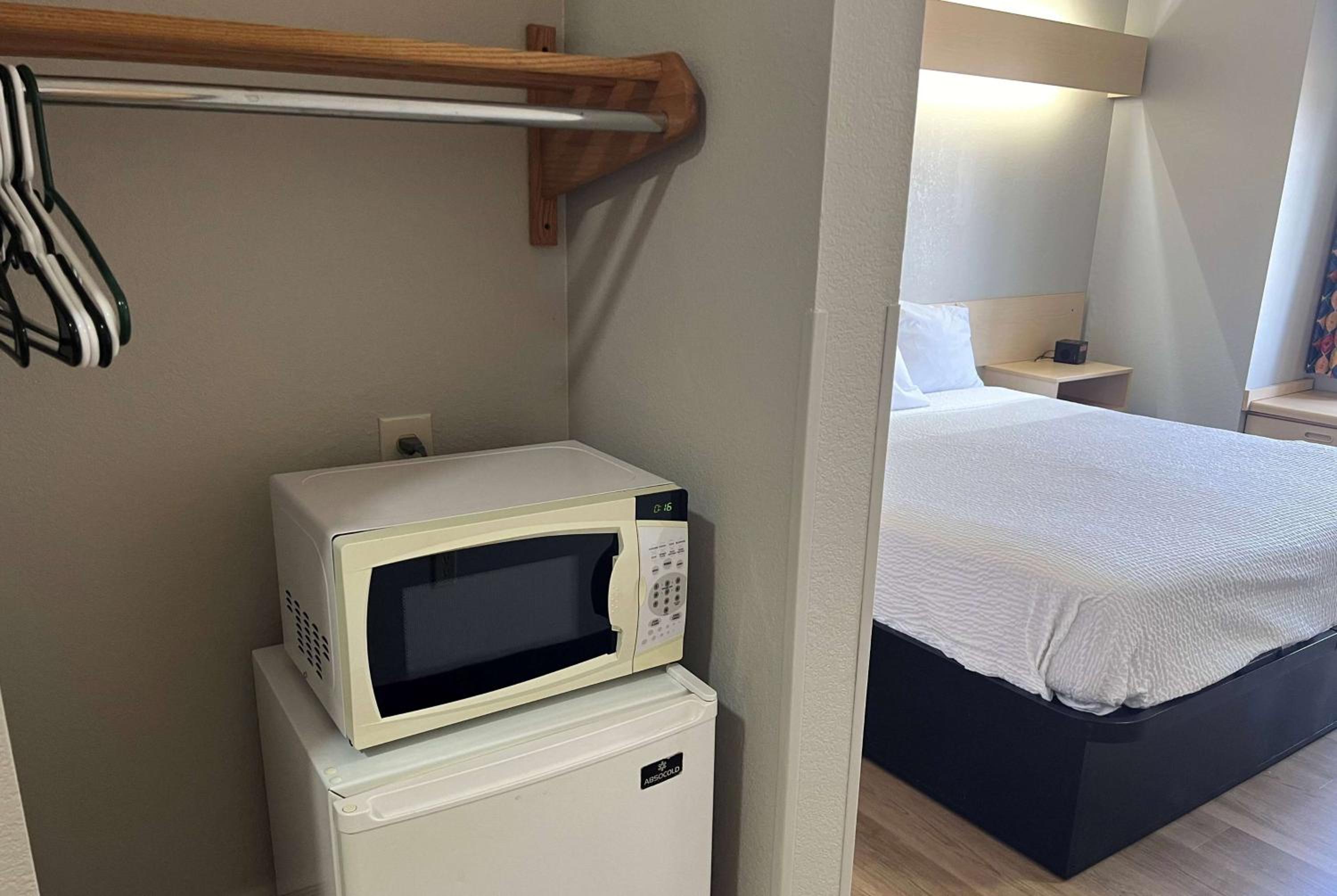 King Room with Bathtub with Grab Bars - Mobility Accessible/Non-Smoking - Photo 2