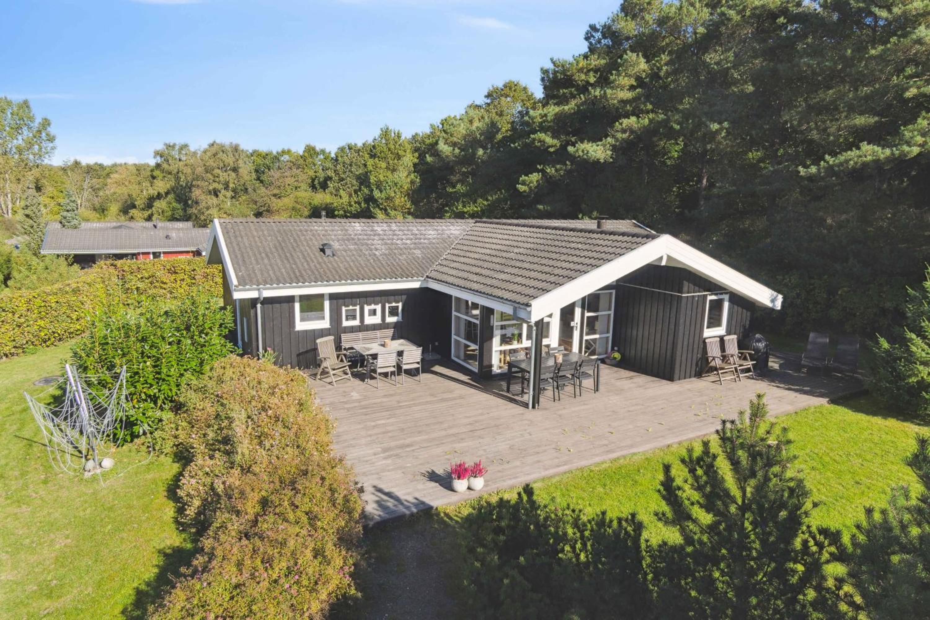 Five-Bedroom House photo 1