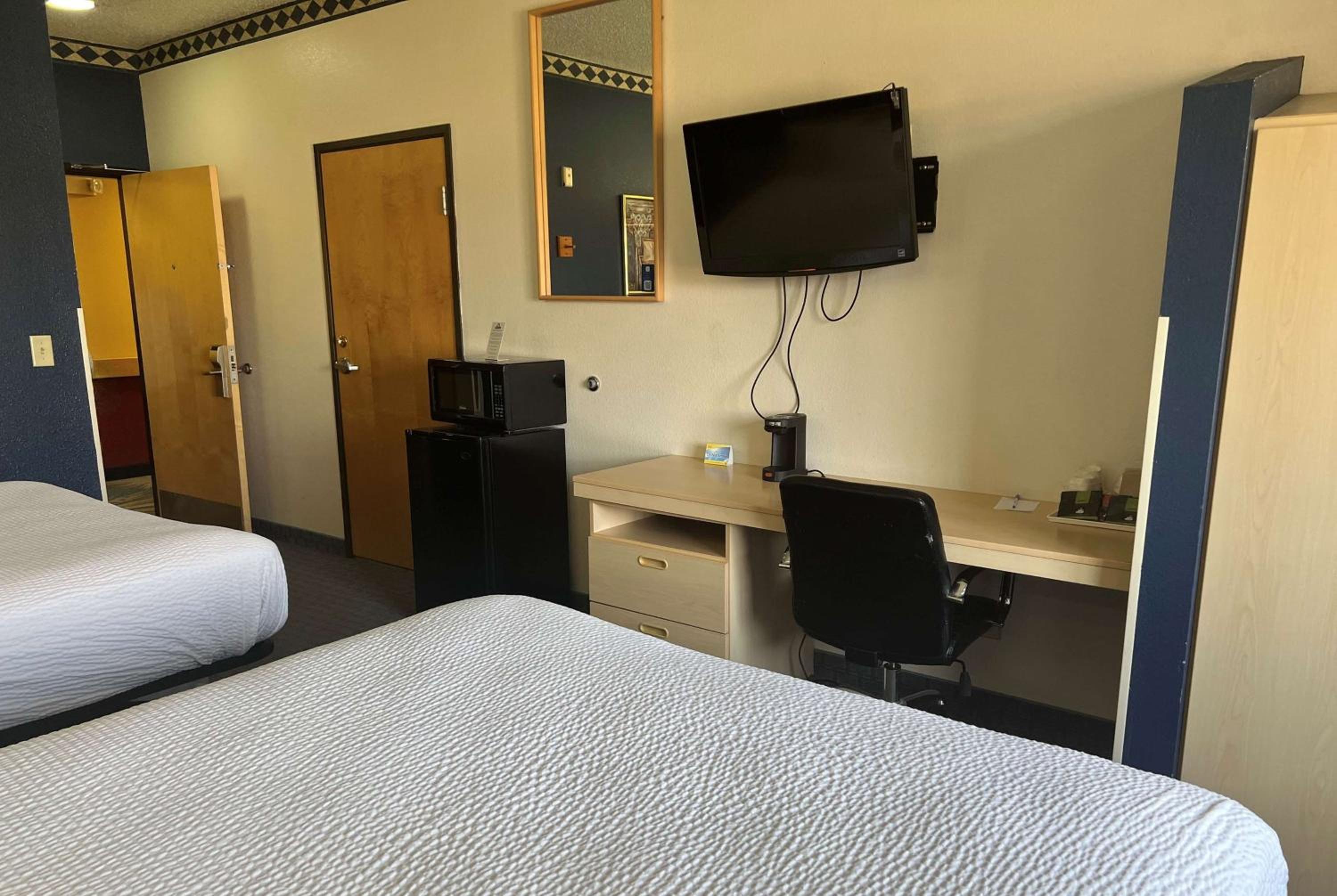 Queen Room with Two Queen Beds - Non-Smoking - Photo 1
