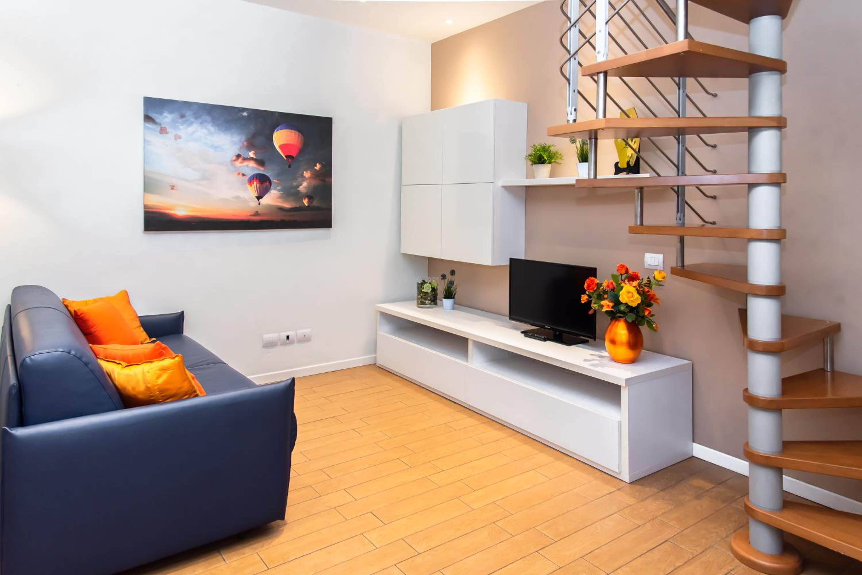 Deluxe One-Bedroom Apartment with Free Parking photo 1