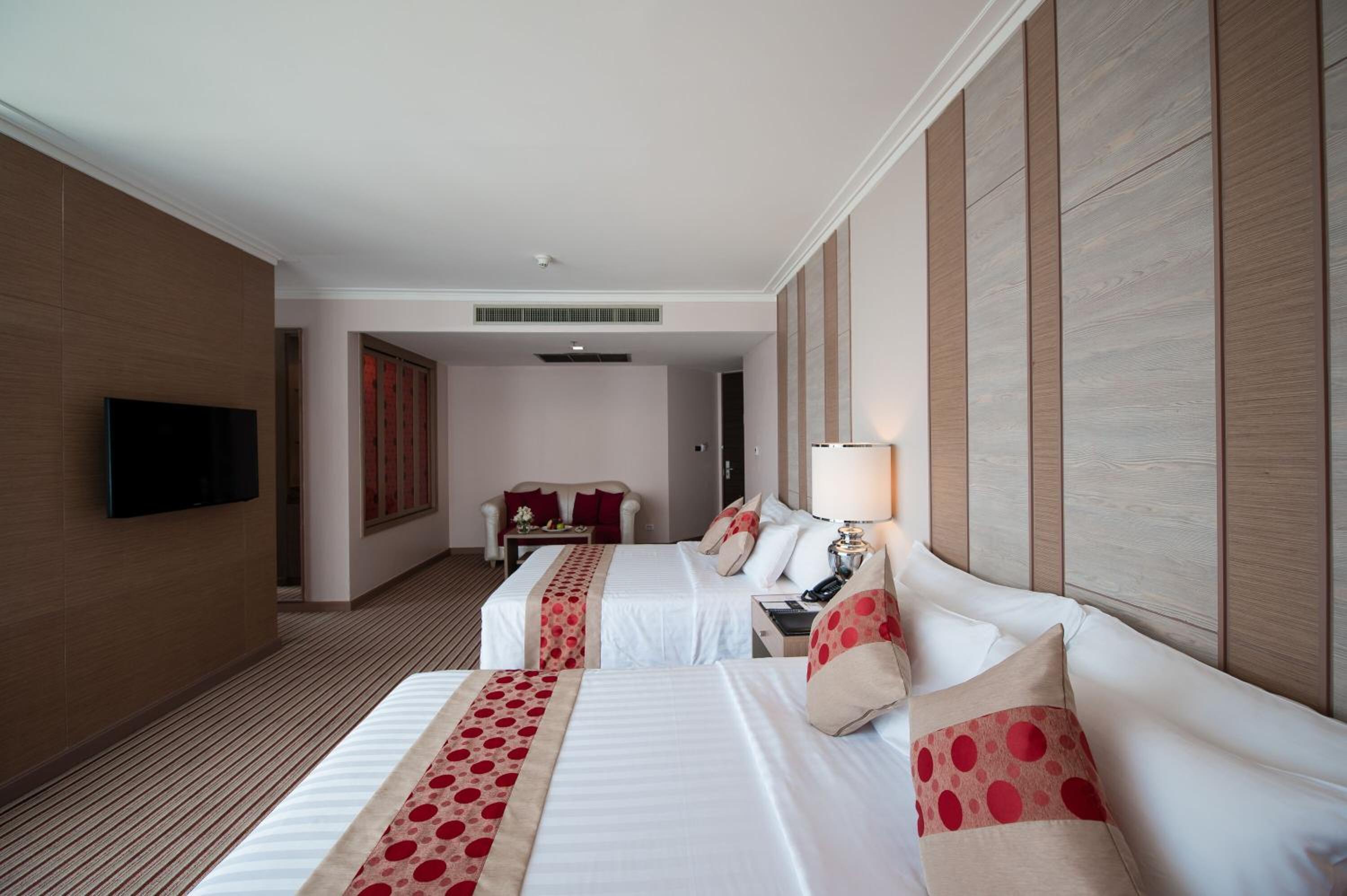 Luxury Quadruple Room (Main Tower) thumbnail 5