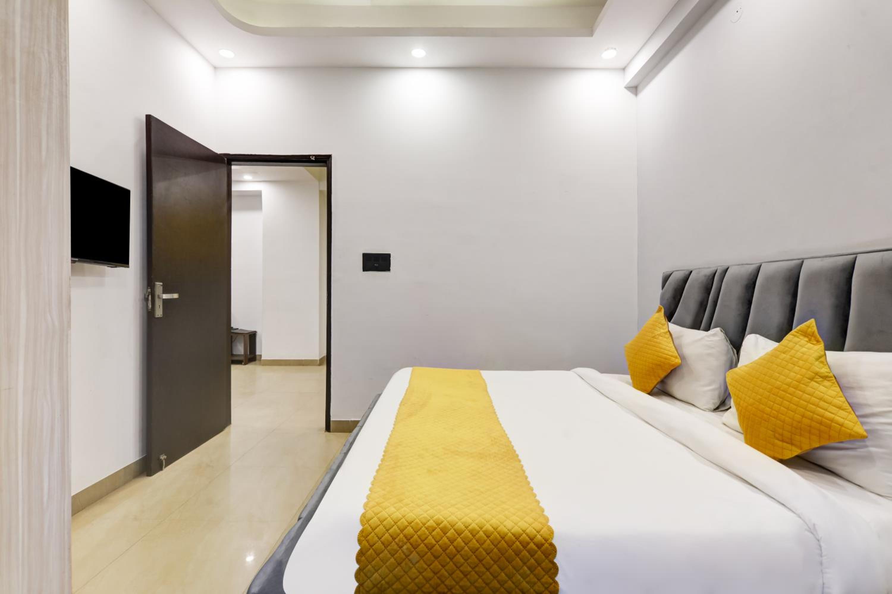 Deluxe Room - Photo 10