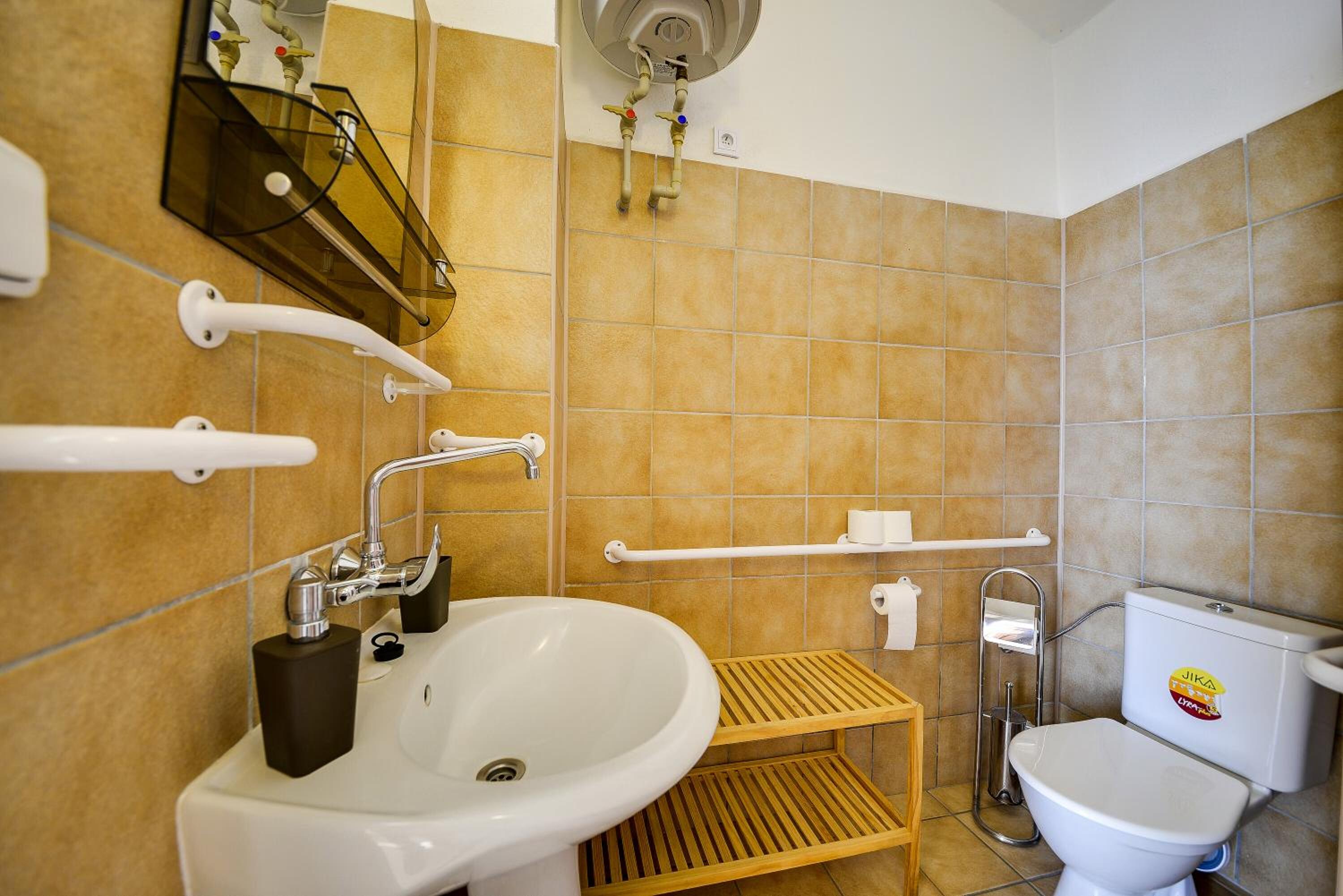 King Room with Roll-In Shower - Disability Access photo 2