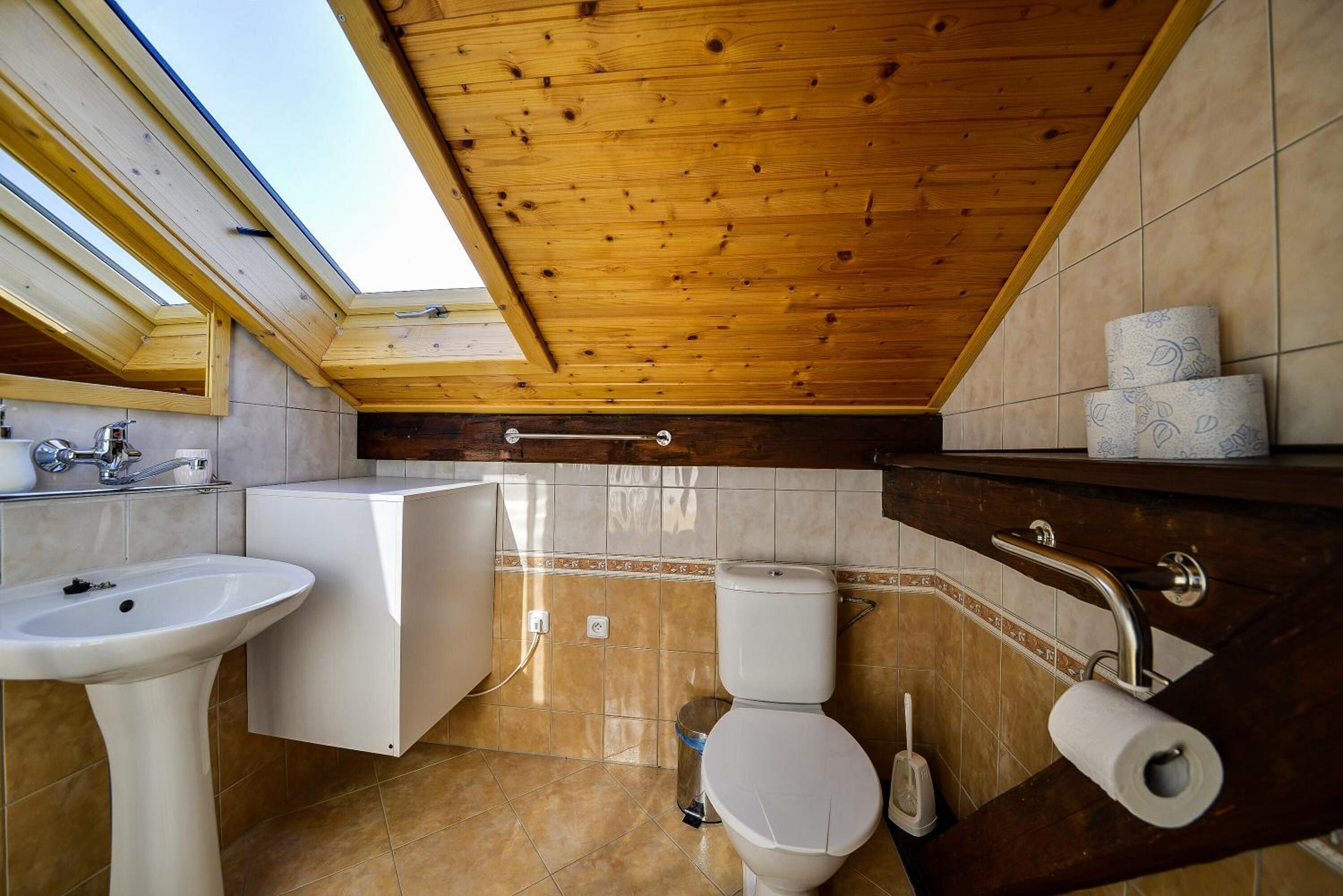 Standard King Room - Attic photo 3