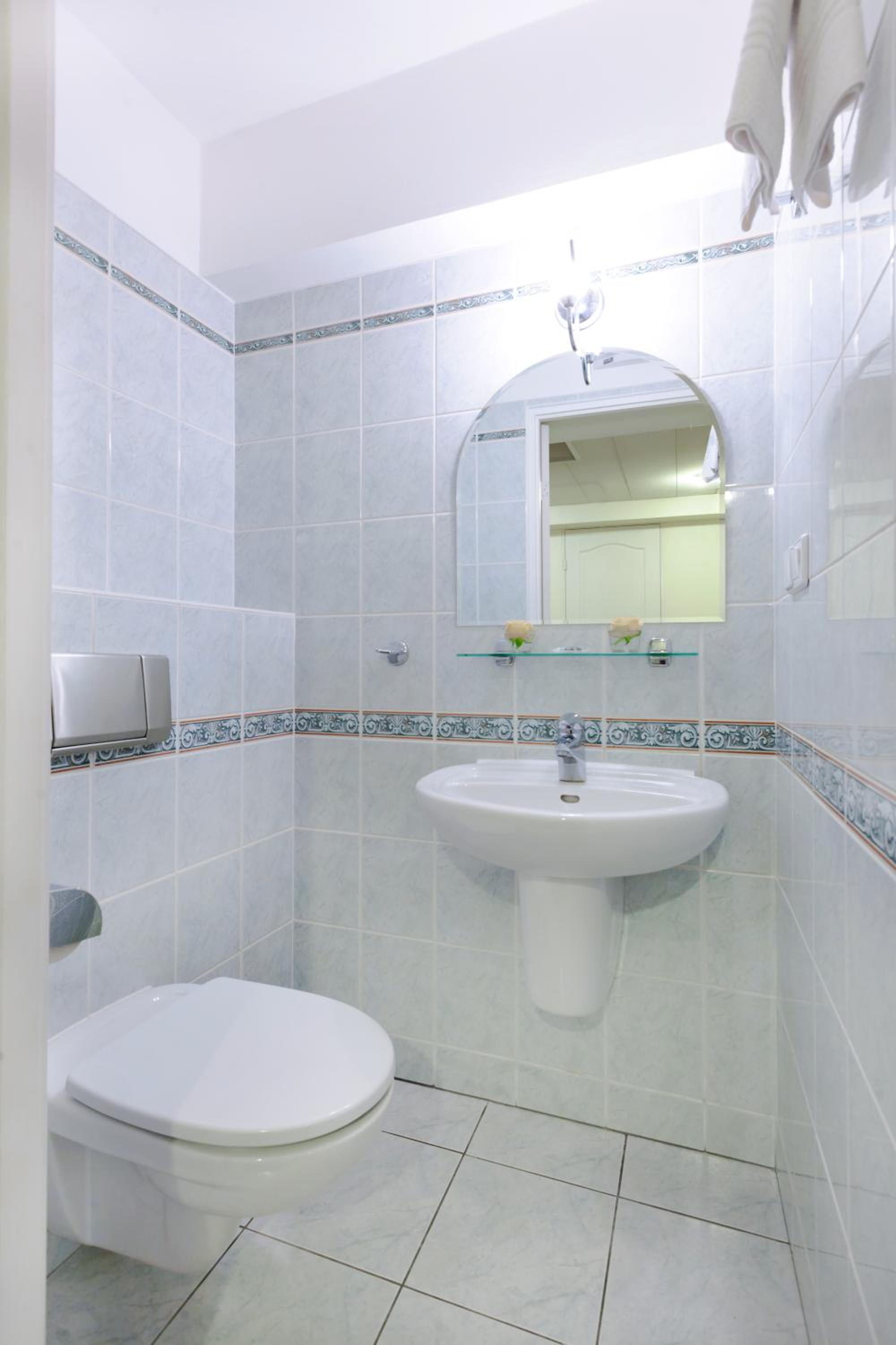 One-Bedroom Superior Apartment - Photo 8