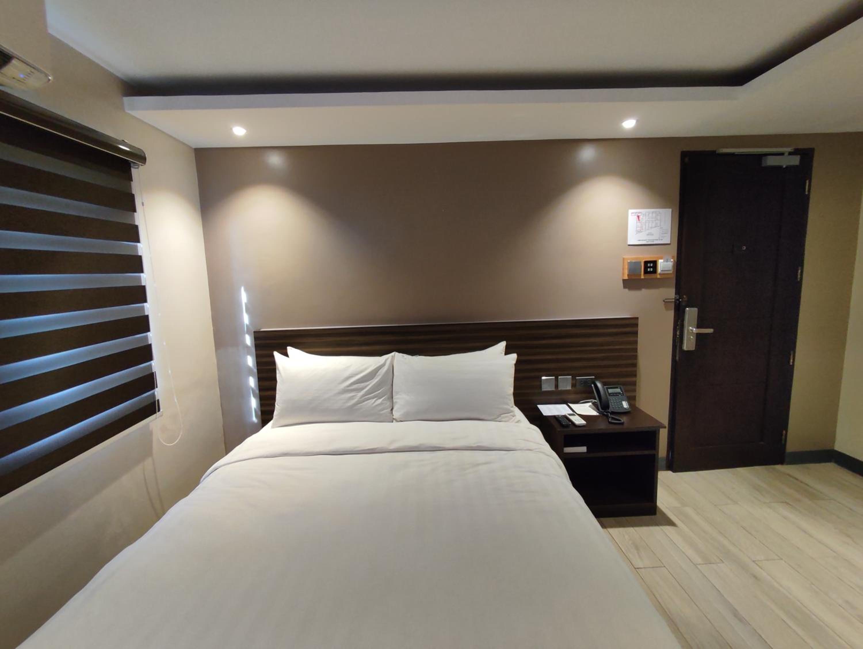 Deluxe Queen Room - Photo 7