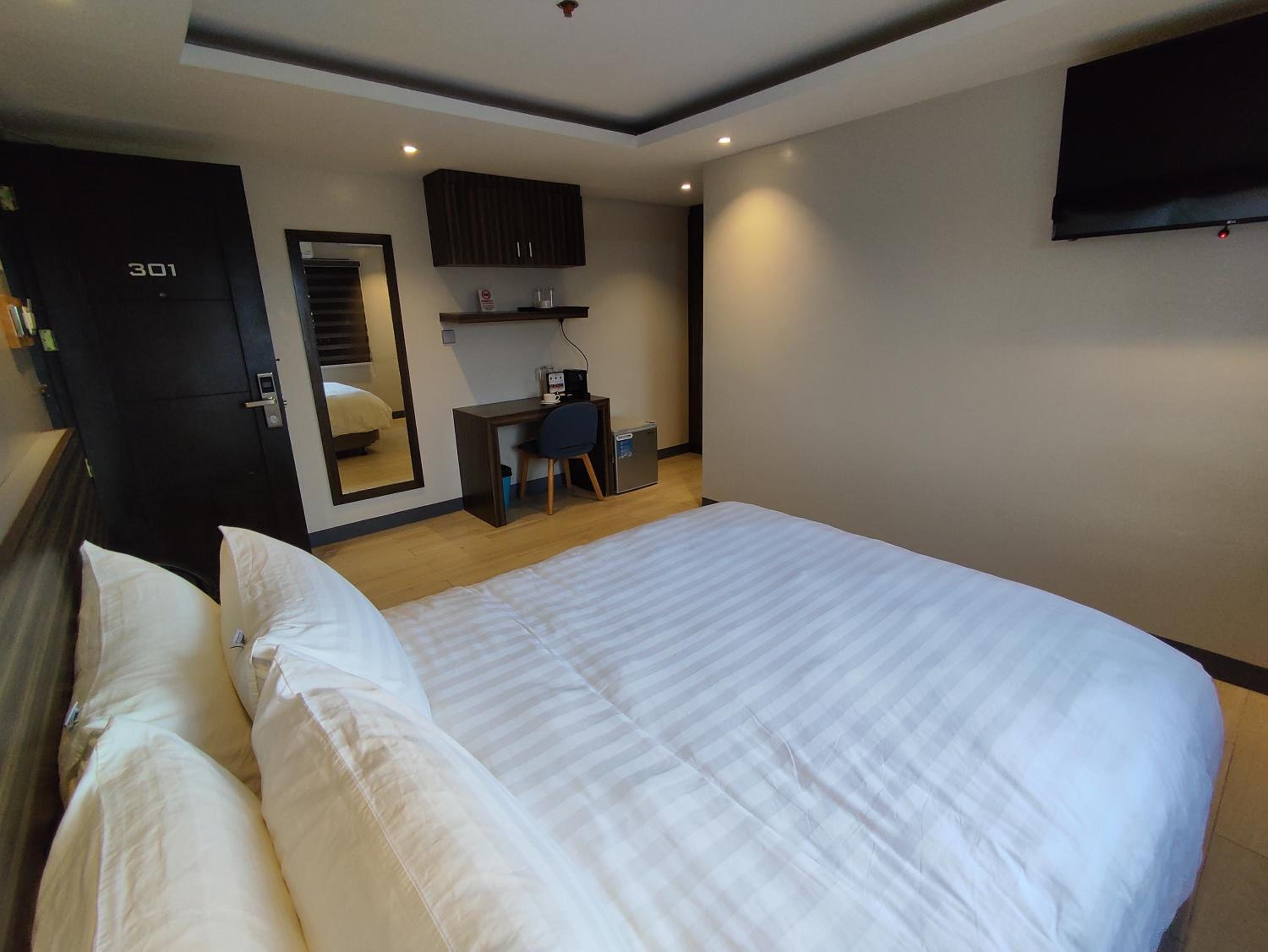 Deluxe Queen Room - Photo 6