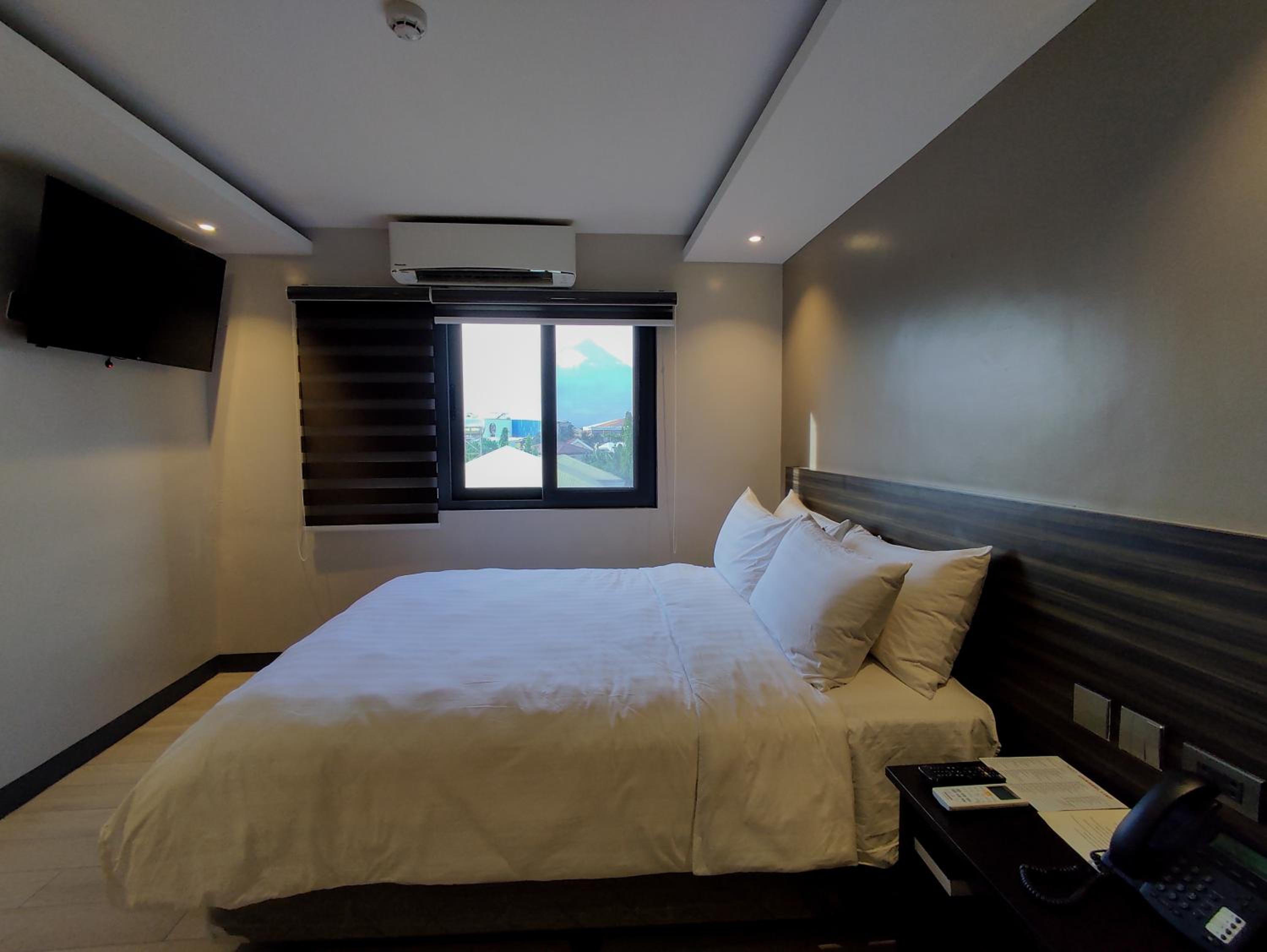 Deluxe Queen Room - Photo 5