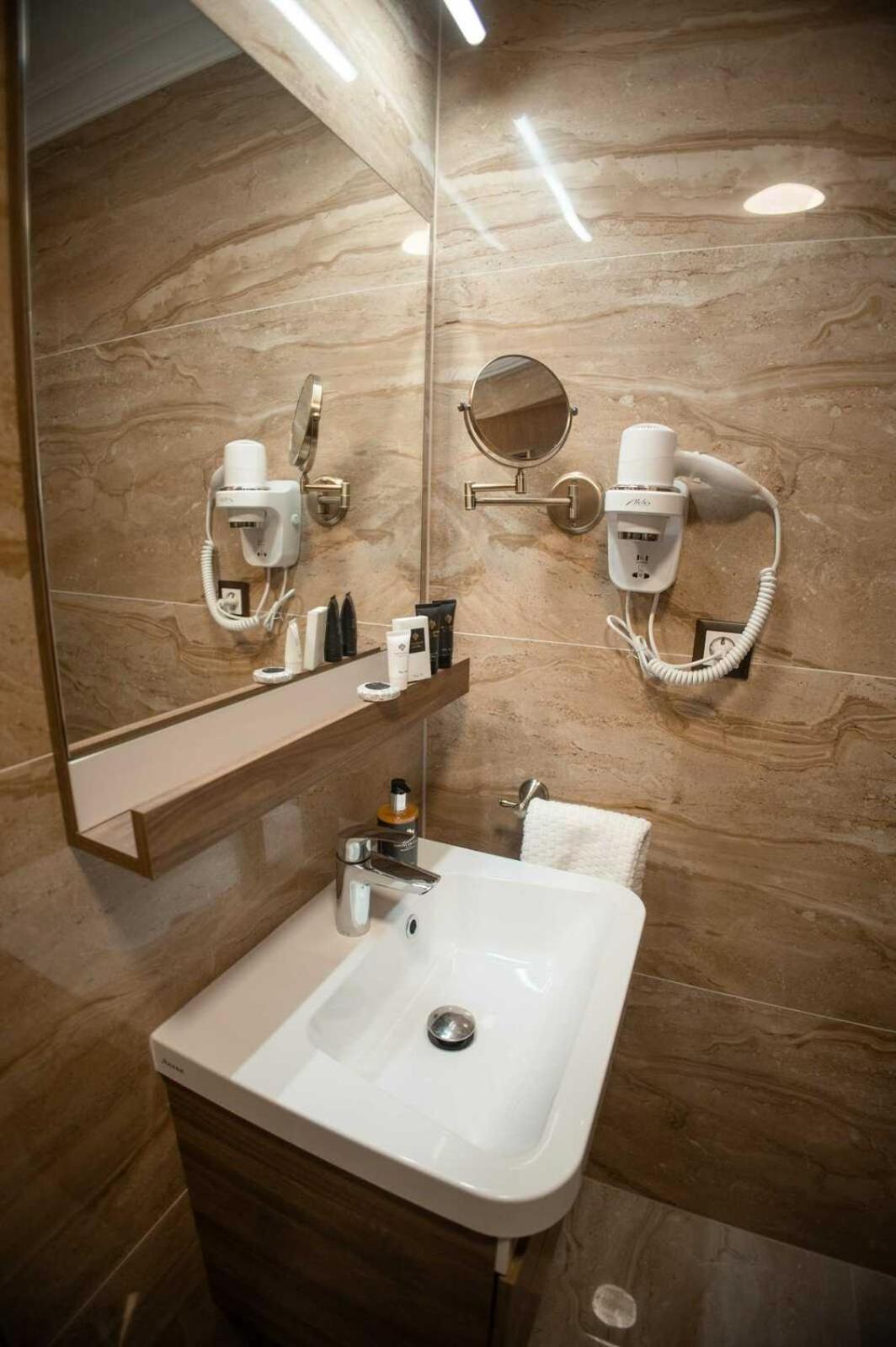 Deluxe Junior Suite photo 2