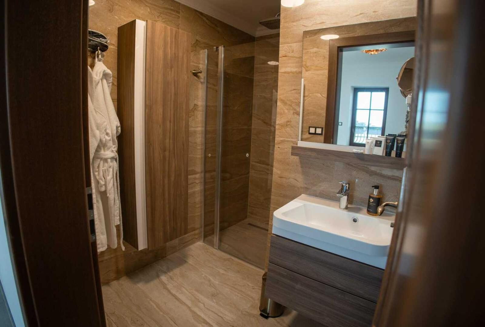 Deluxe Junior Suite photo 3
