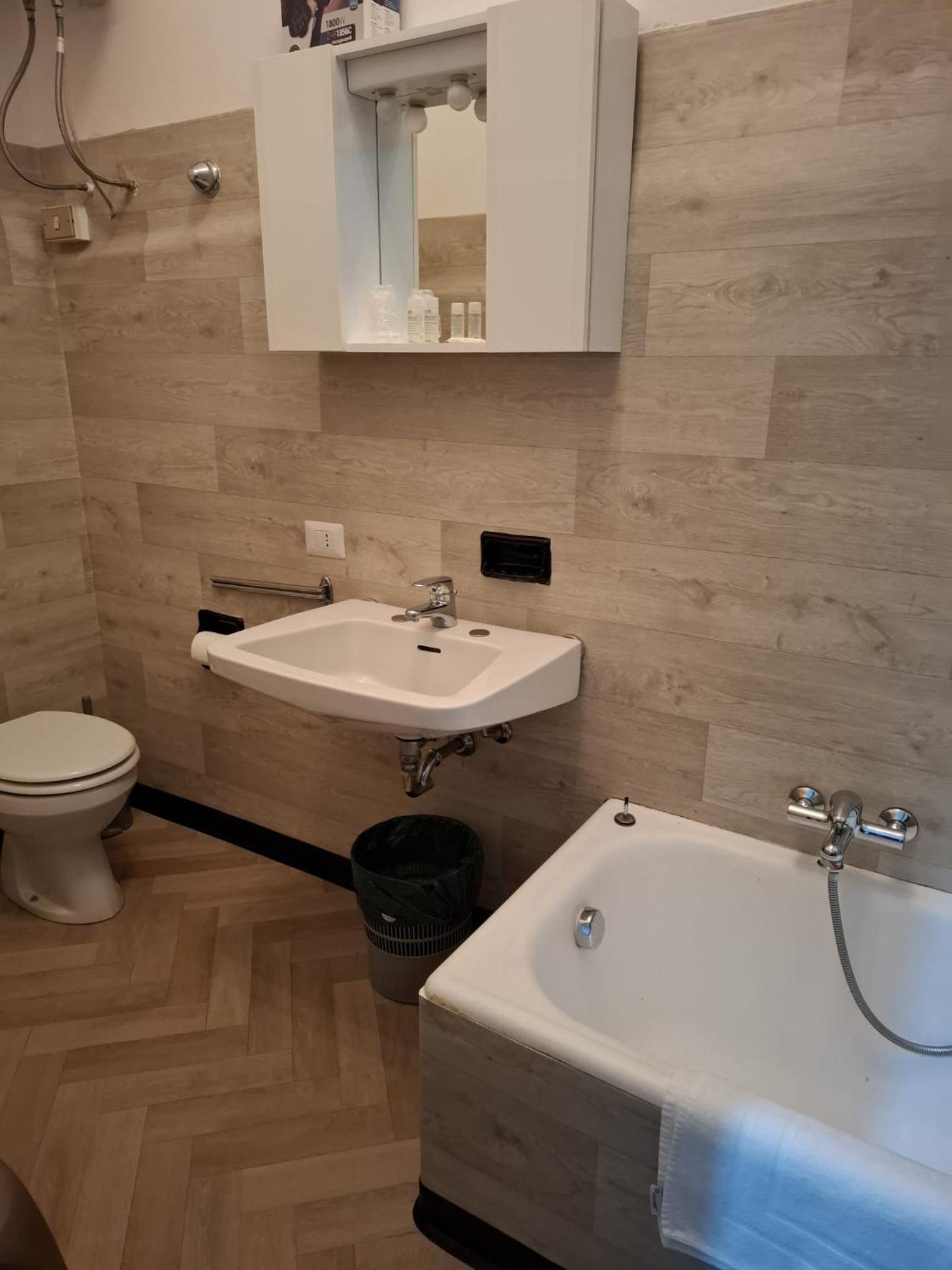 Budget Twin Room - Photo 10
