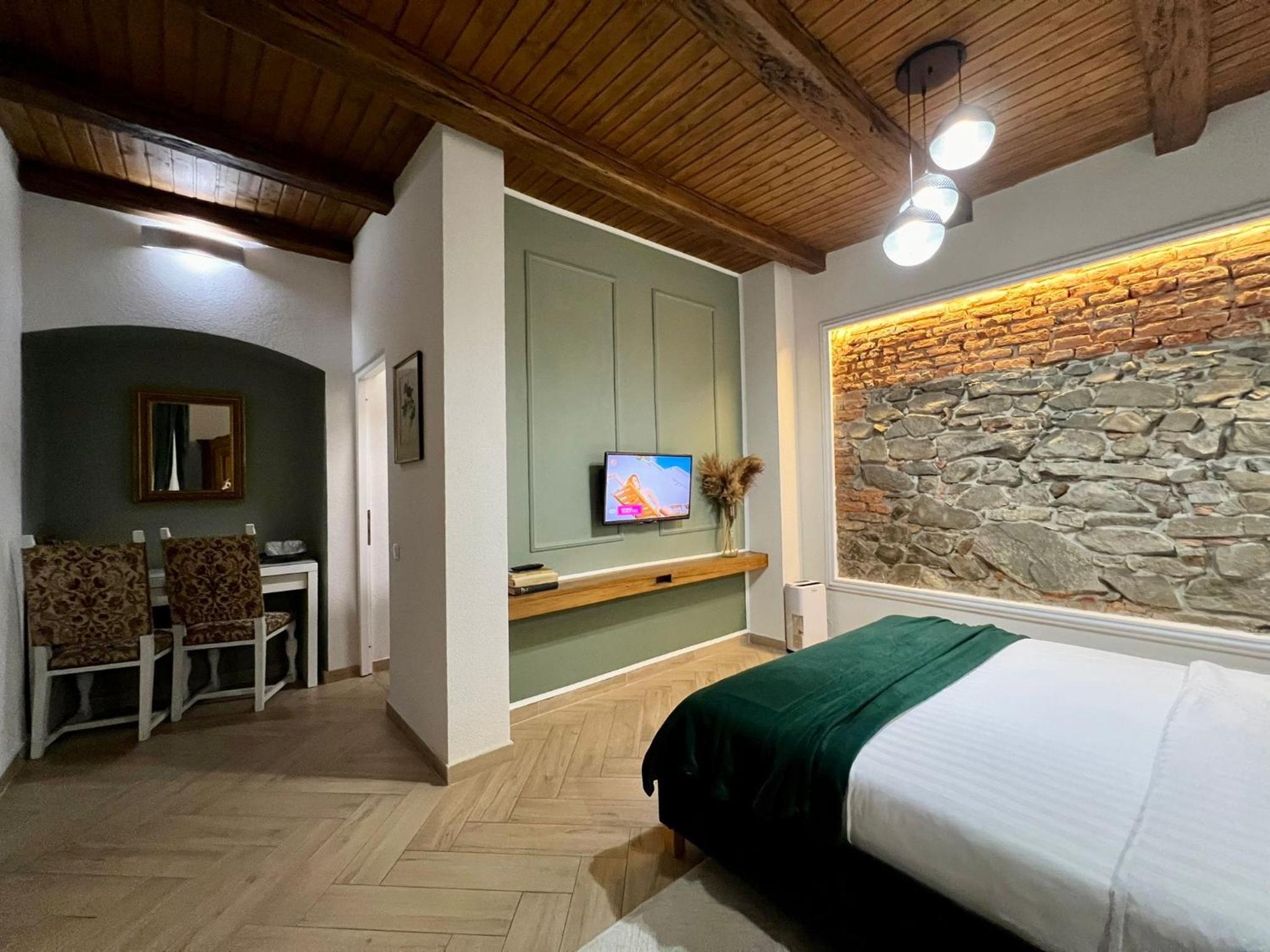 Queen Room - Photo 5