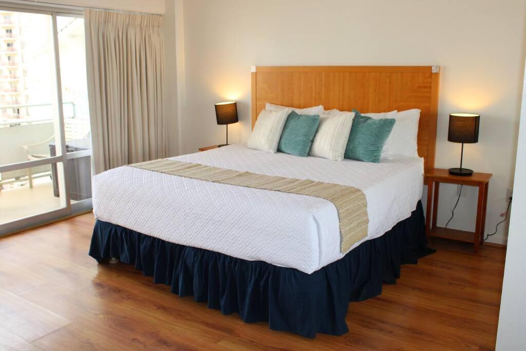 Ilikai 1801: hotel room photo