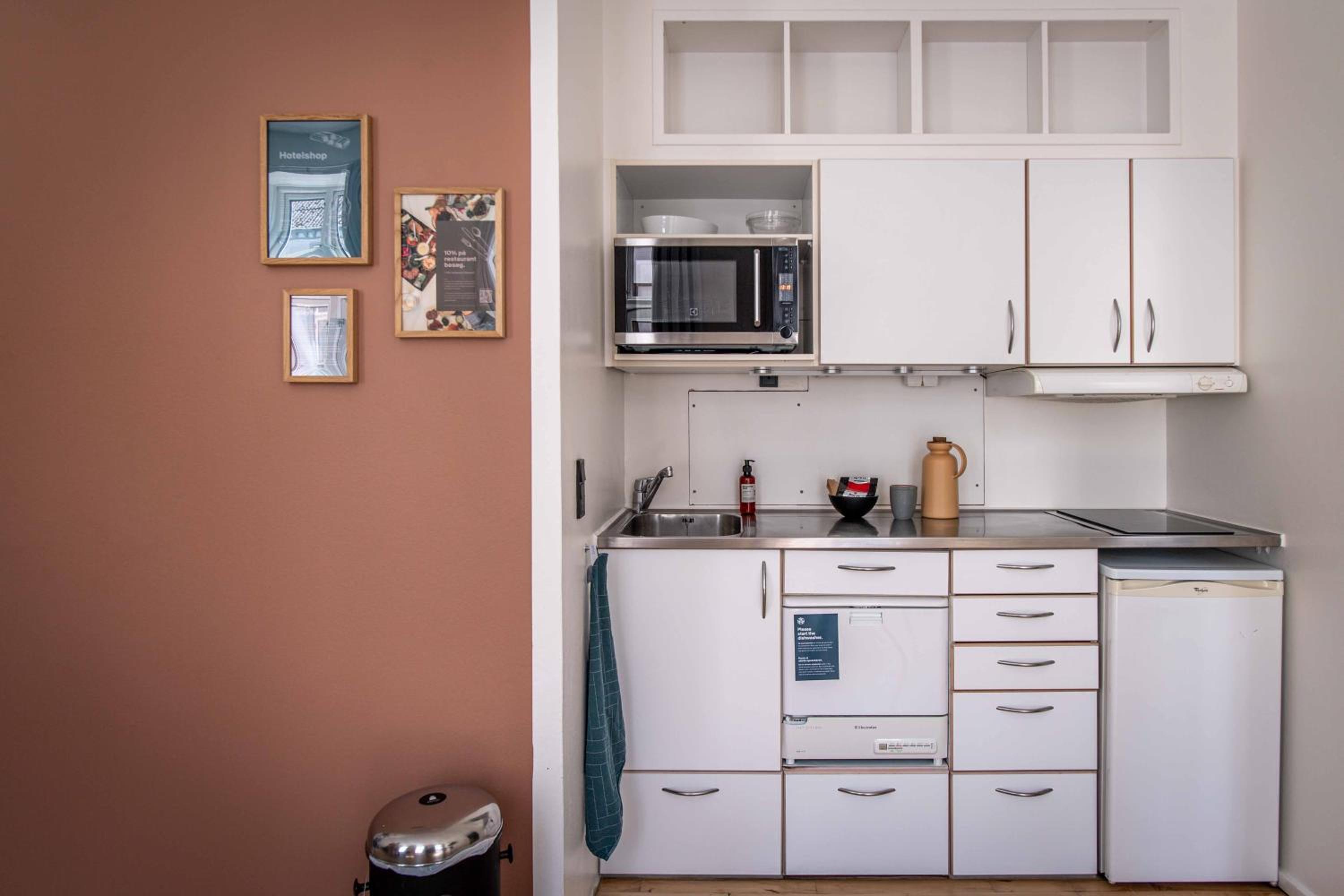 One-Bedroom Apartment with Street View thumbnail 5
