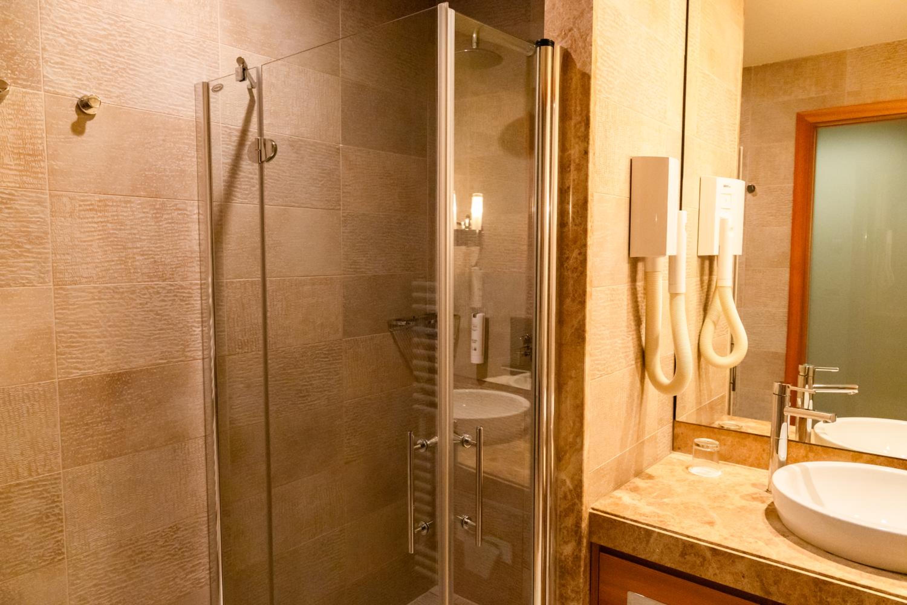 Suite - Photo 17