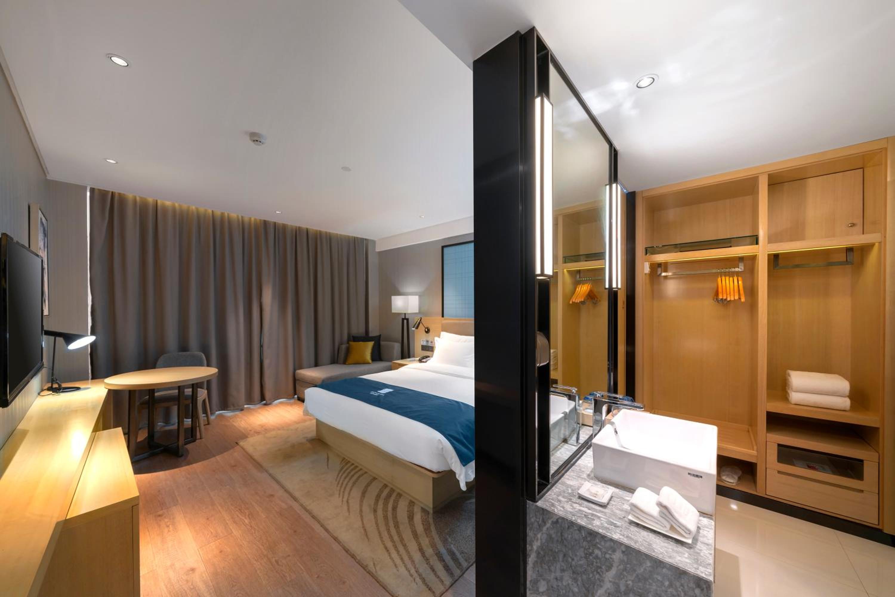 Deluxe Queen Room photo 2