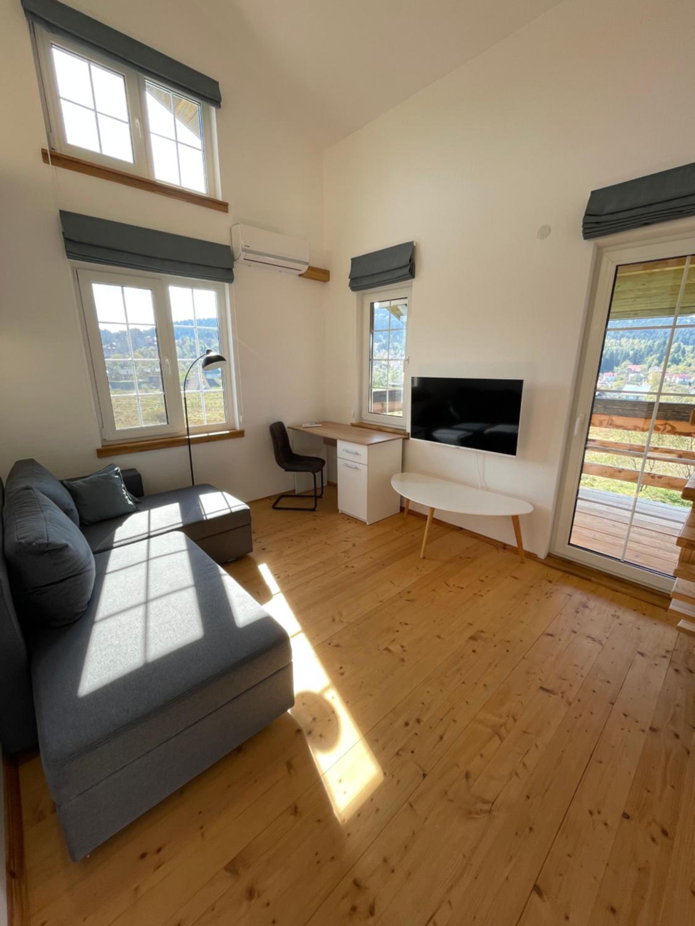 One-Bedroom Apartment with Balcony and Mountain View   photo 1