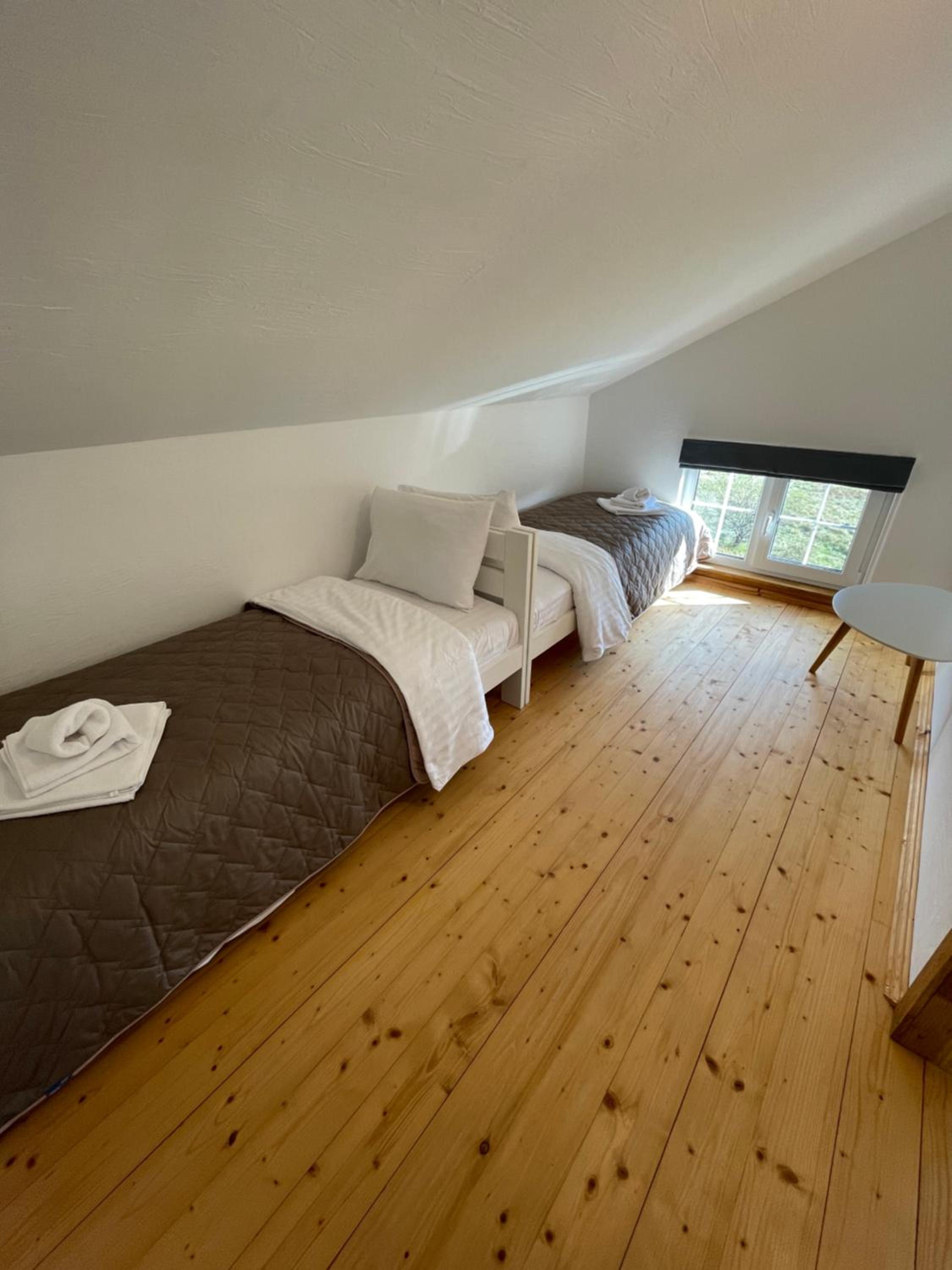 One-Bedroom Apartment with Balcony and Mountain View   photo 3