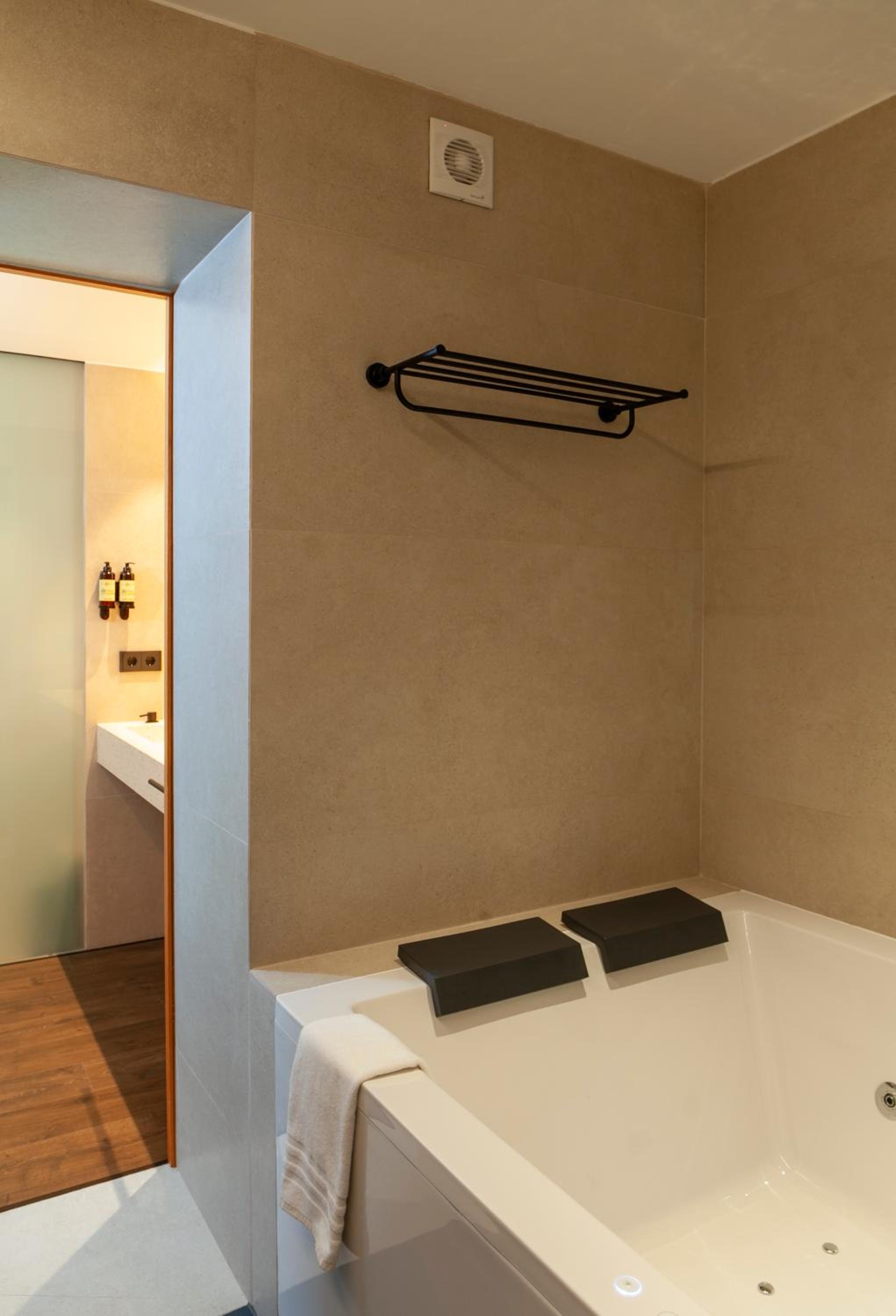Double Room with Spa Bath photo 3