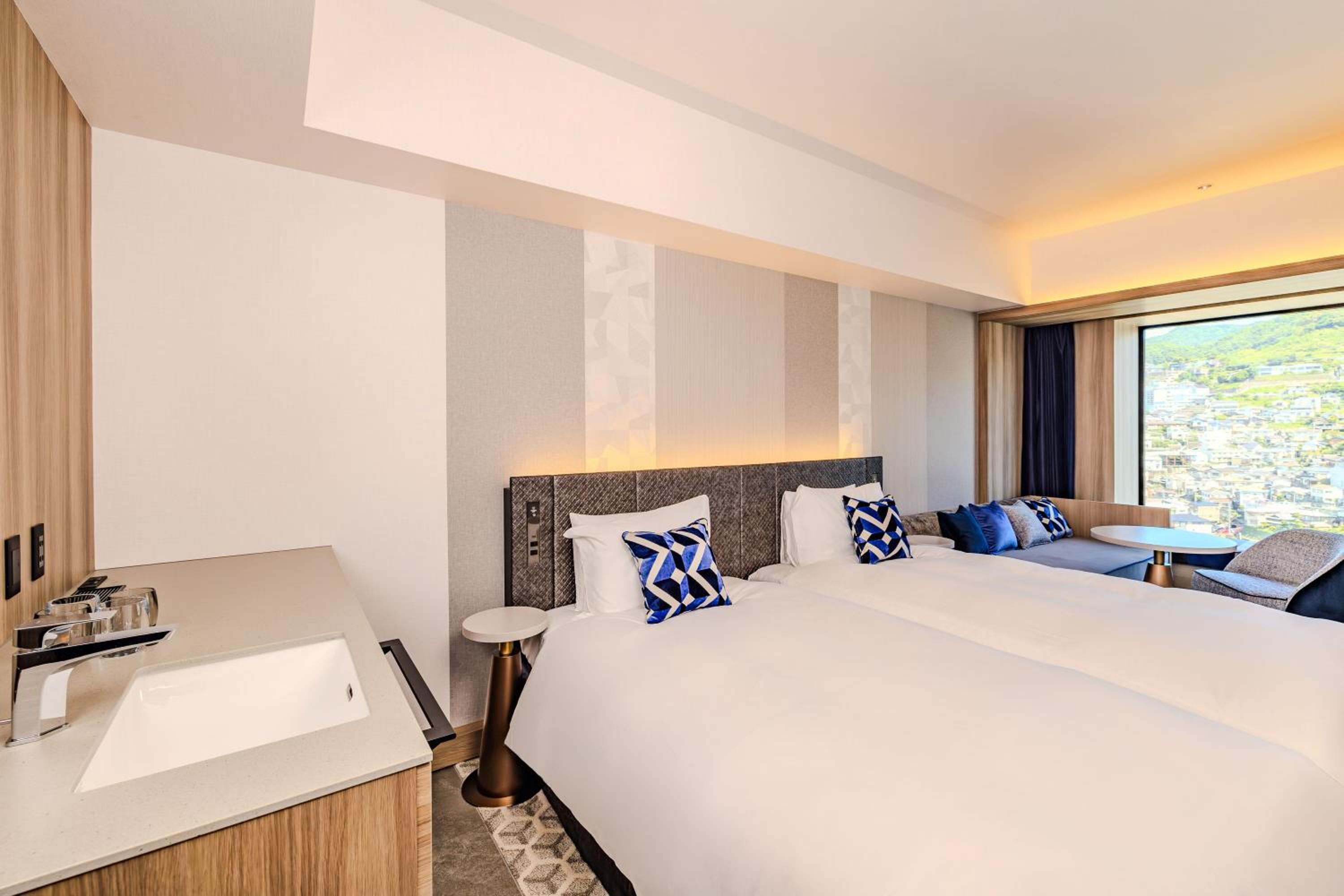 Standard Twin Room with City View  - Photo 1