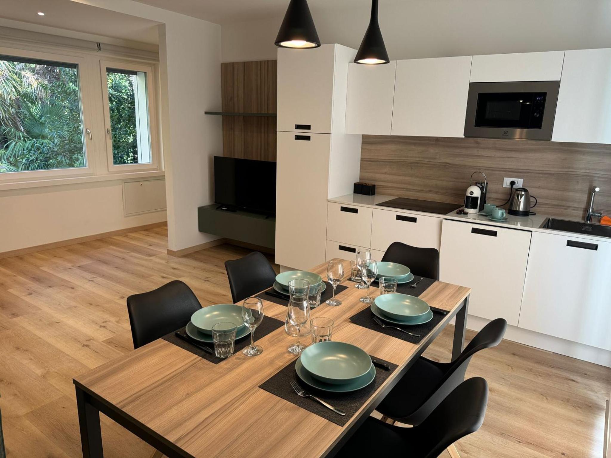 One-Bedroom Apartment with Balcony and Mountain View   photo 2